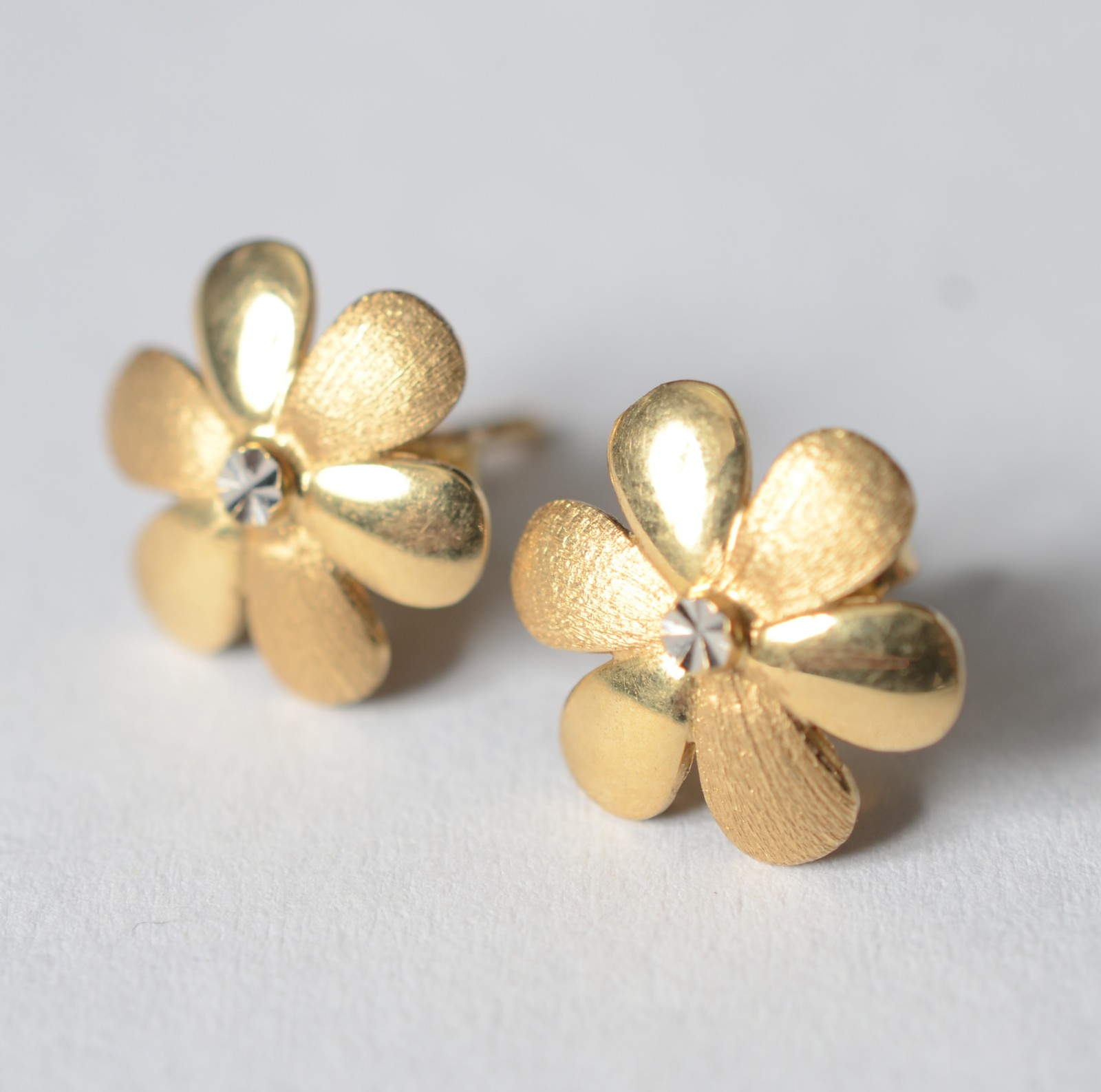 Par de brincos de ouro 18 k feitio flor. (Por motivos de segurança a... - foto 1 de 5