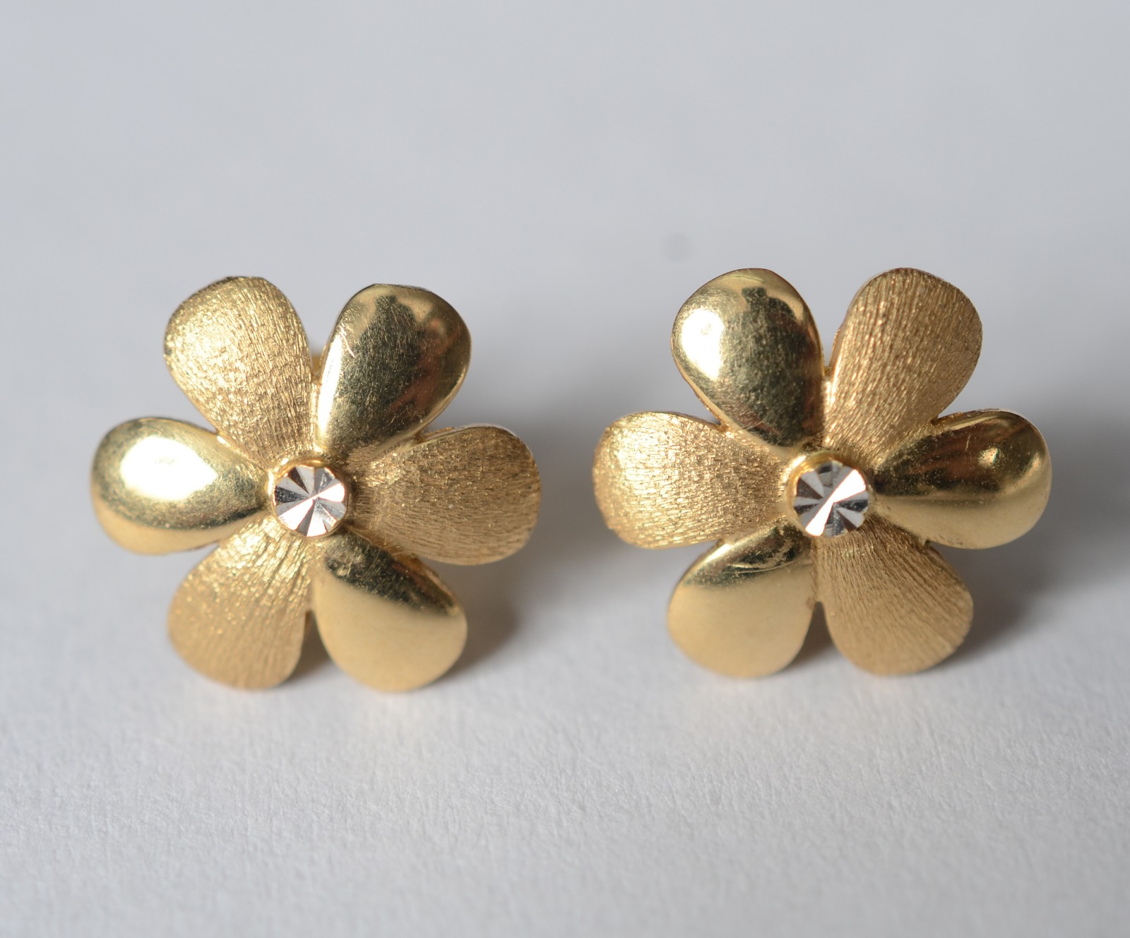 Par de brincos de ouro 18 k feitio flor. (Por motivos de segurança a... - foto 2 de 5