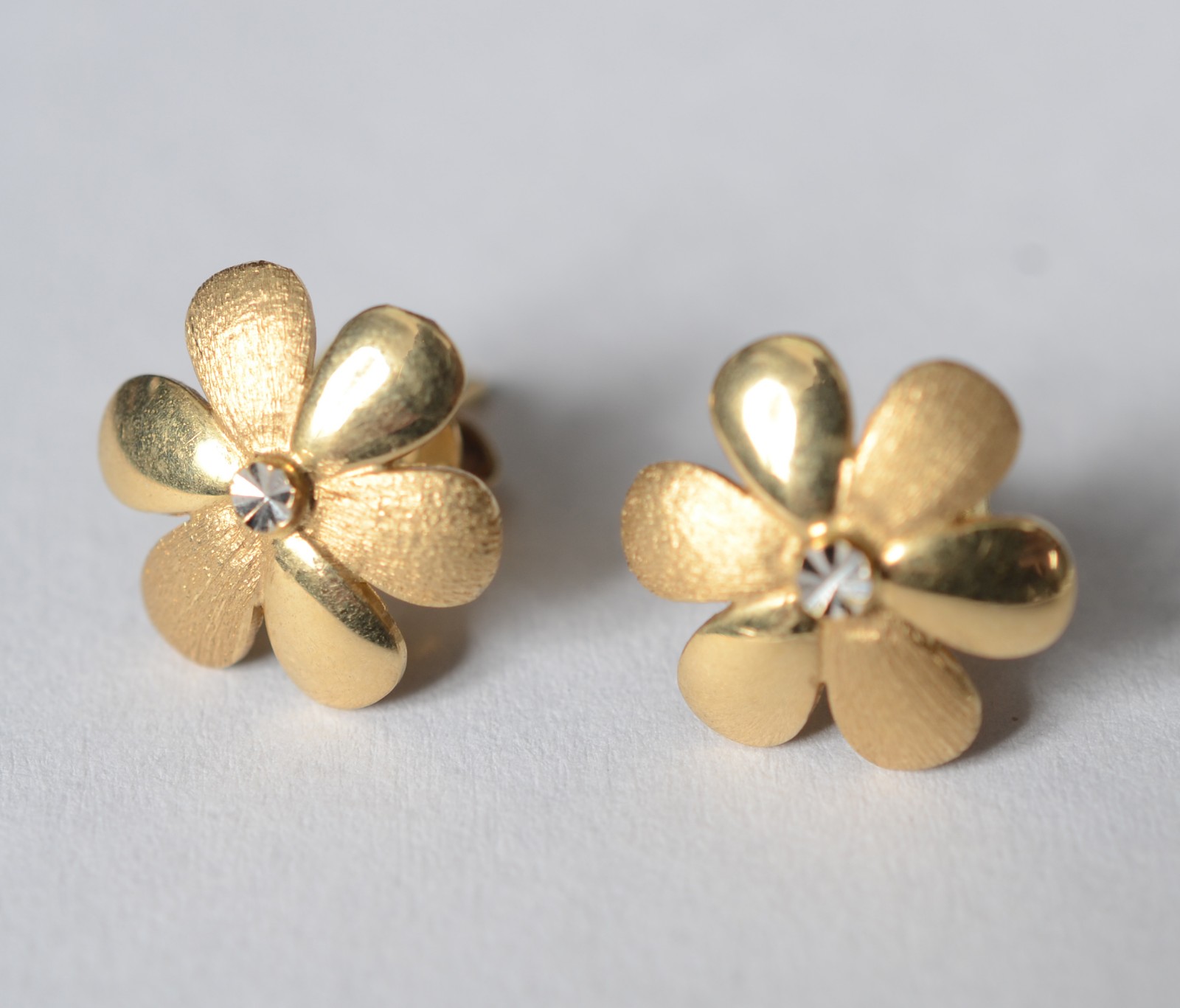 Par de brincos de ouro 18 k feitio flor. (Por motivos de segurança a... - foto 3 de 5