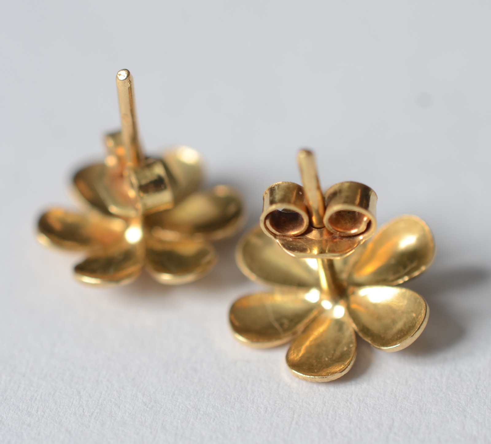 Par de brincos de ouro 18 k feitio flor. (Por motivos de segurança a... - foto 5 de 5