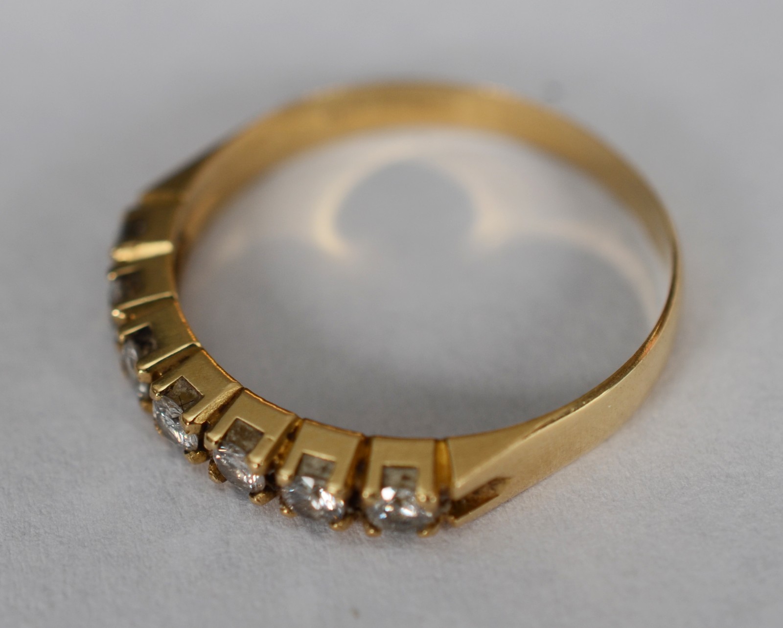 Meia aliança de ouro 18 k, contraste 750 com 7 brilhantes, aro 15... - foto 2 de 5