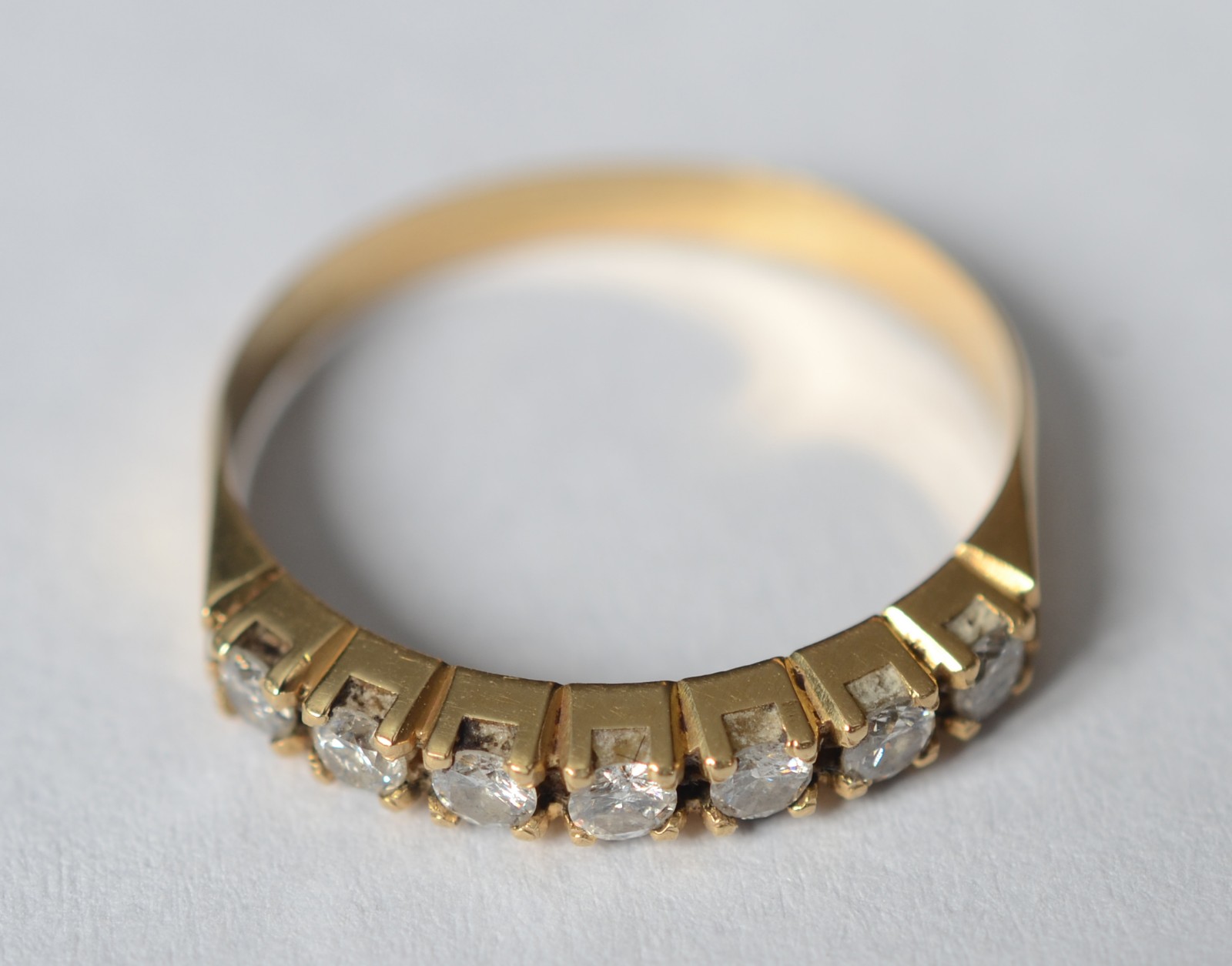 Meia aliança de ouro 18 k, contraste 750 com 7 brilhantes, aro 15... - foto 3 de 5