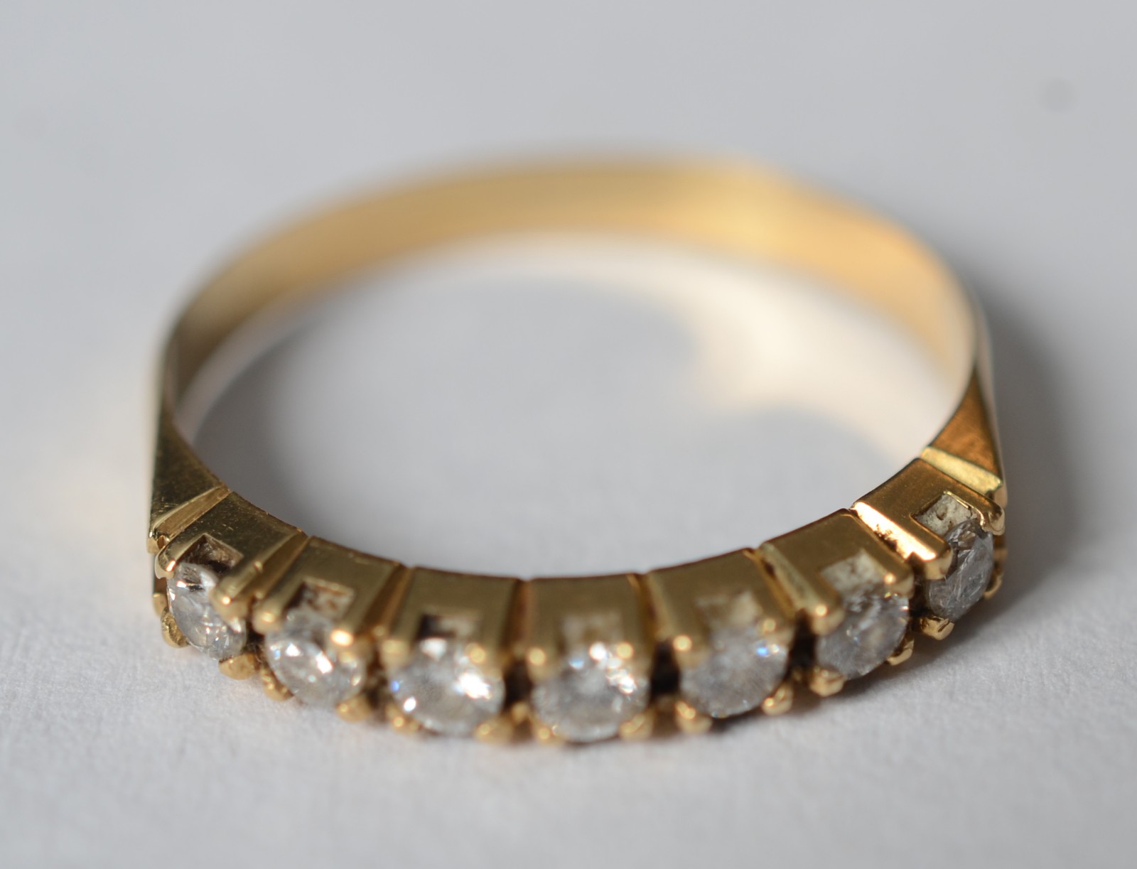 Meia aliança de ouro 18 k, contraste 750 com 7 brilhantes, aro 15... - foto 1 de 5