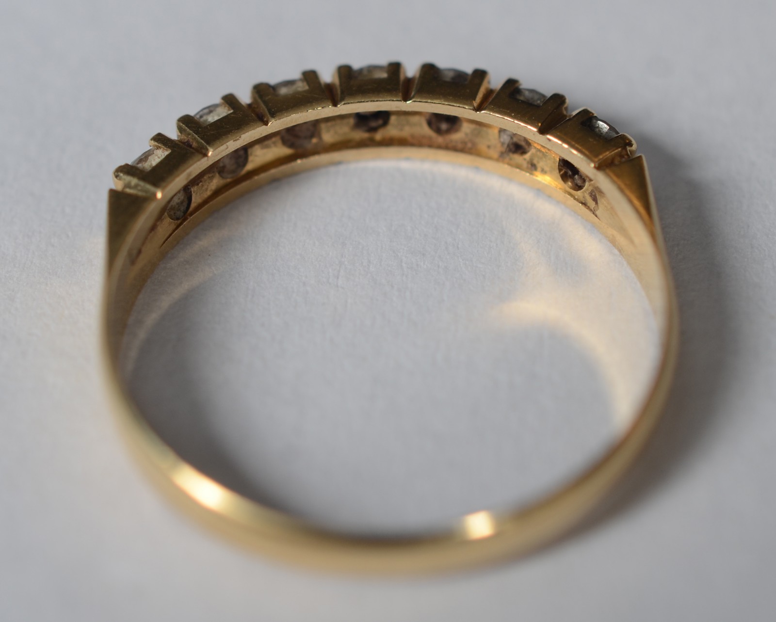 Meia aliança de ouro 18 k, contraste 750 com 7 brilhantes, aro 15... - foto 4 de 5