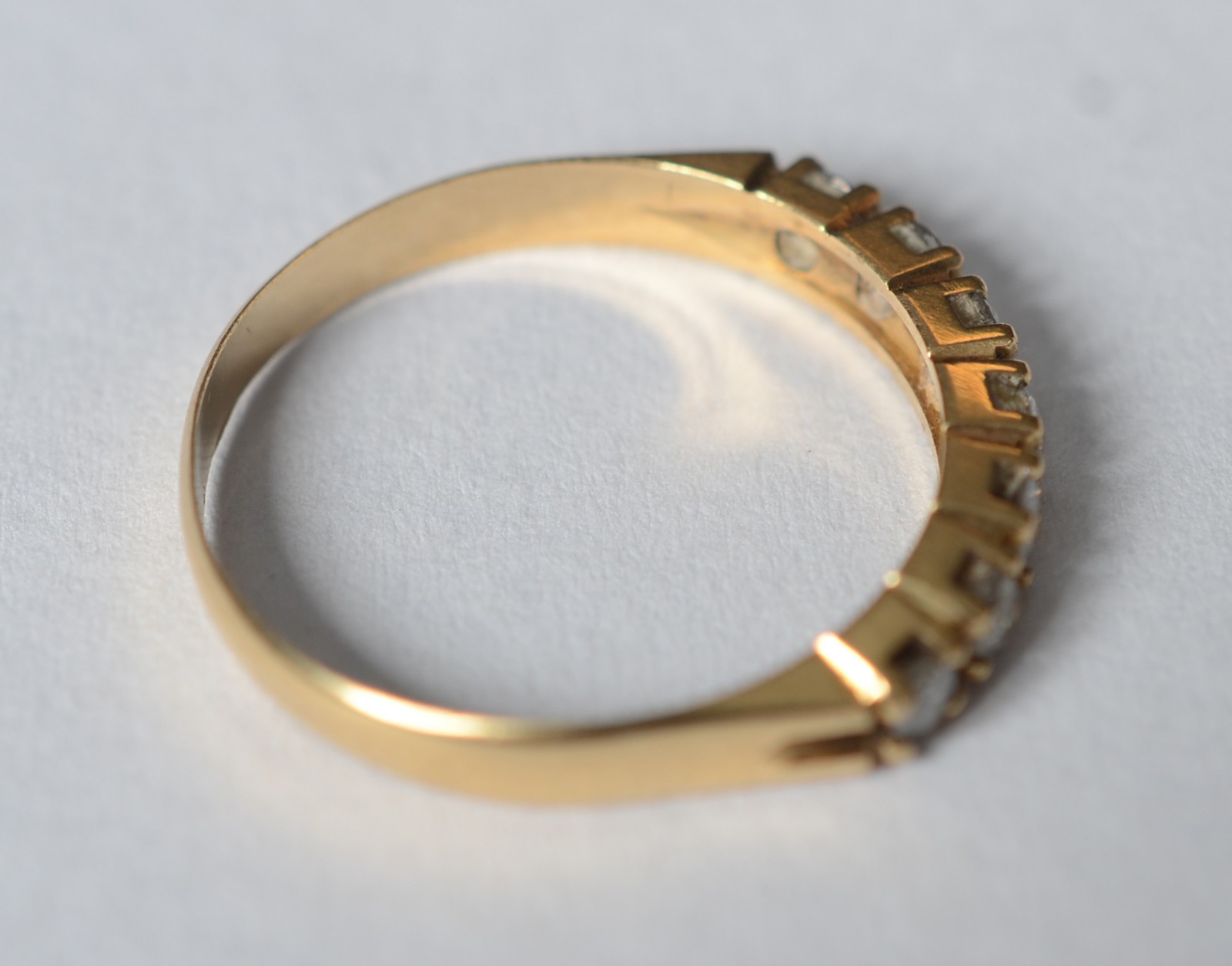 Meia aliança de ouro 18 k, contraste 750 com 7 brilhantes, aro 15... - foto 5 de 5