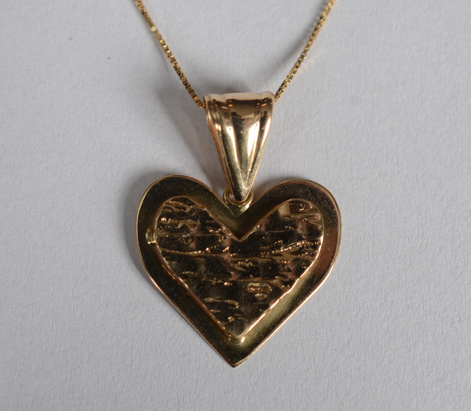Colar de ouro 18 k, contraste 750 com pendente feitio coração. (Por... - foto 1 de 5