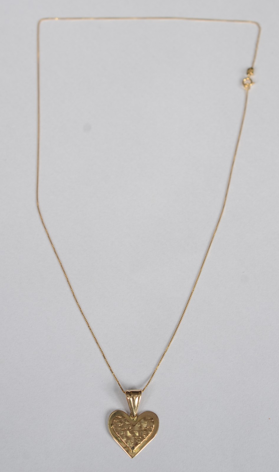 Colar de ouro 18 k, contraste 750 com pendente feitio coração. (Por... - foto 2 de 5