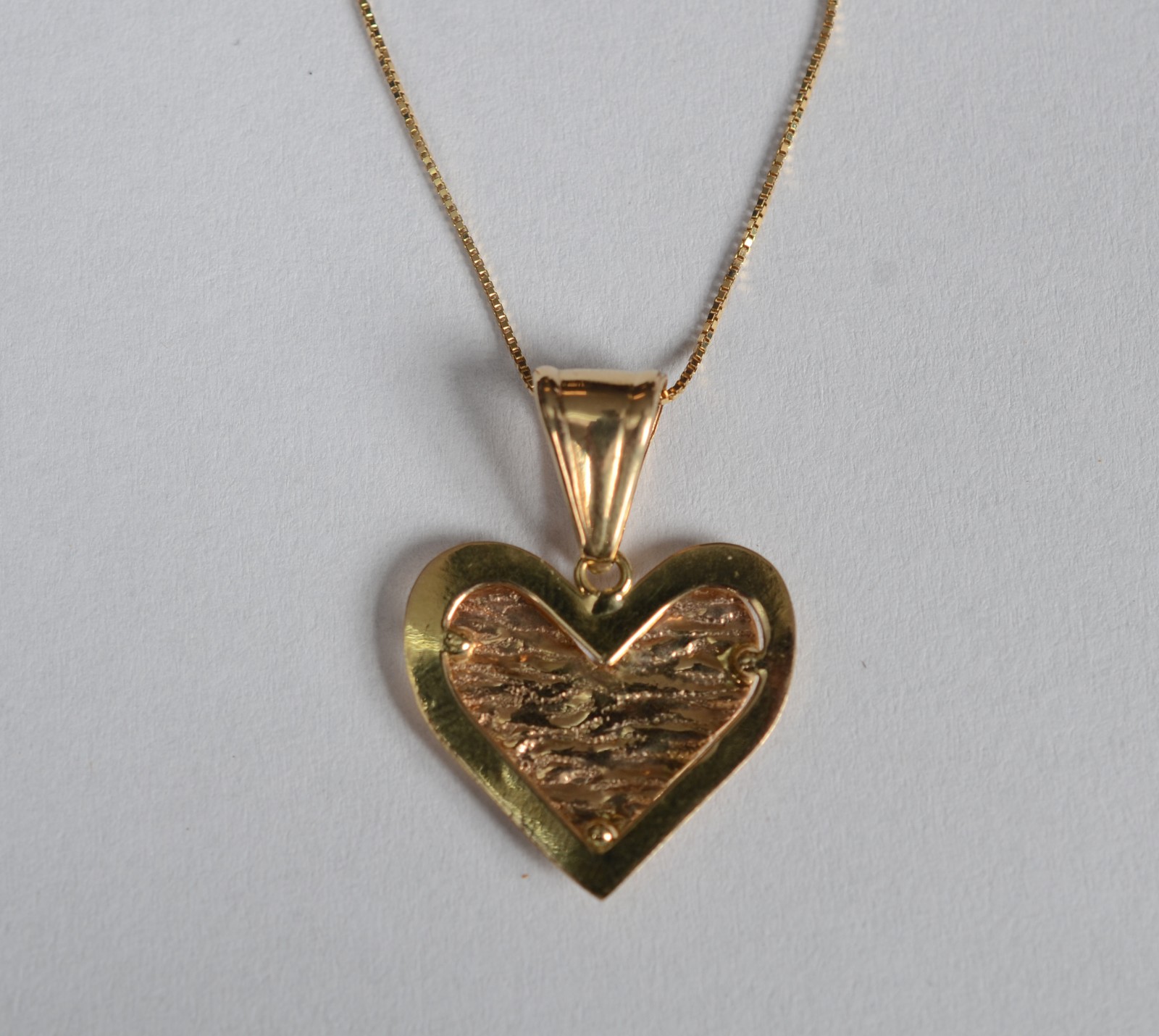 Colar de ouro 18 k, contraste 750 com pendente feitio coração. (Por... - foto 4 de 5