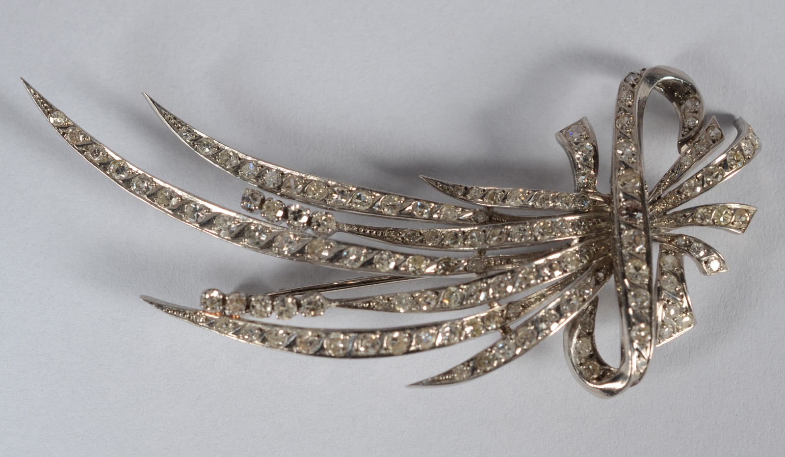 Broche de platina com galhos e laçarotes, aplicações de pequenos... - foto 1 de 5