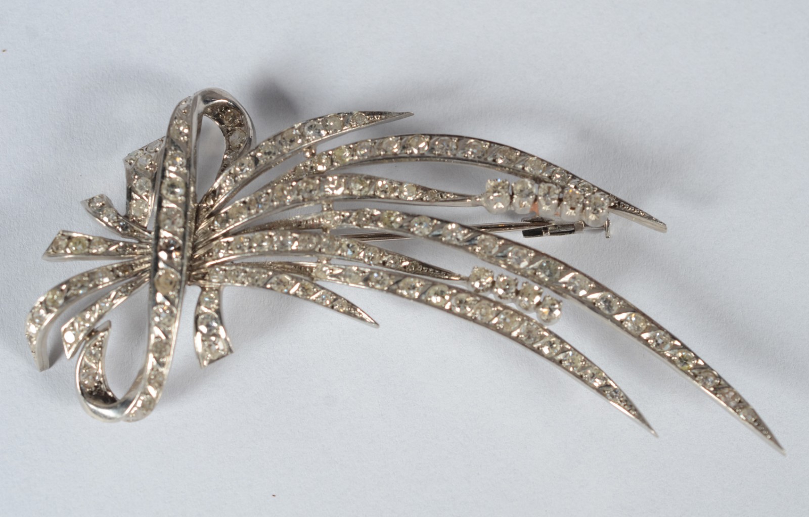 Broche de platina com galhos e laçarotes, aplicações de pequenos... - foto 2 de 5