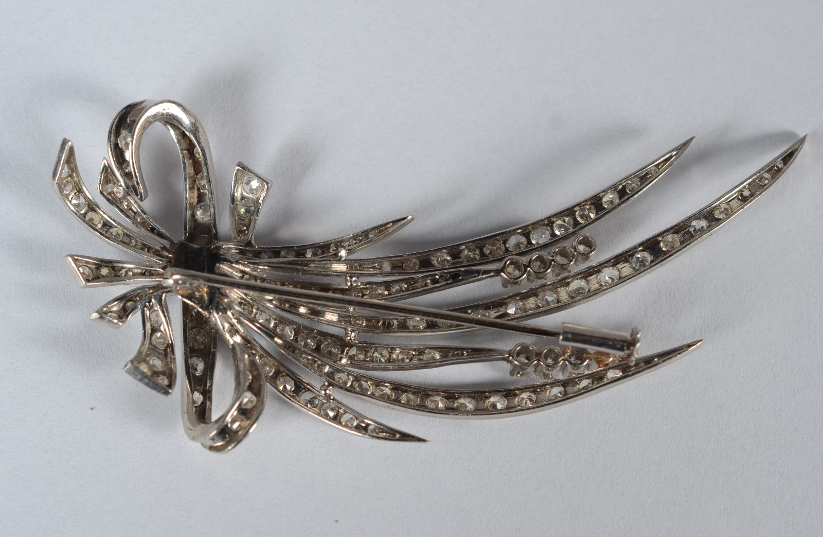 Broche de platina com galhos e laçarotes, aplicações de pequenos... - foto 4 de 5