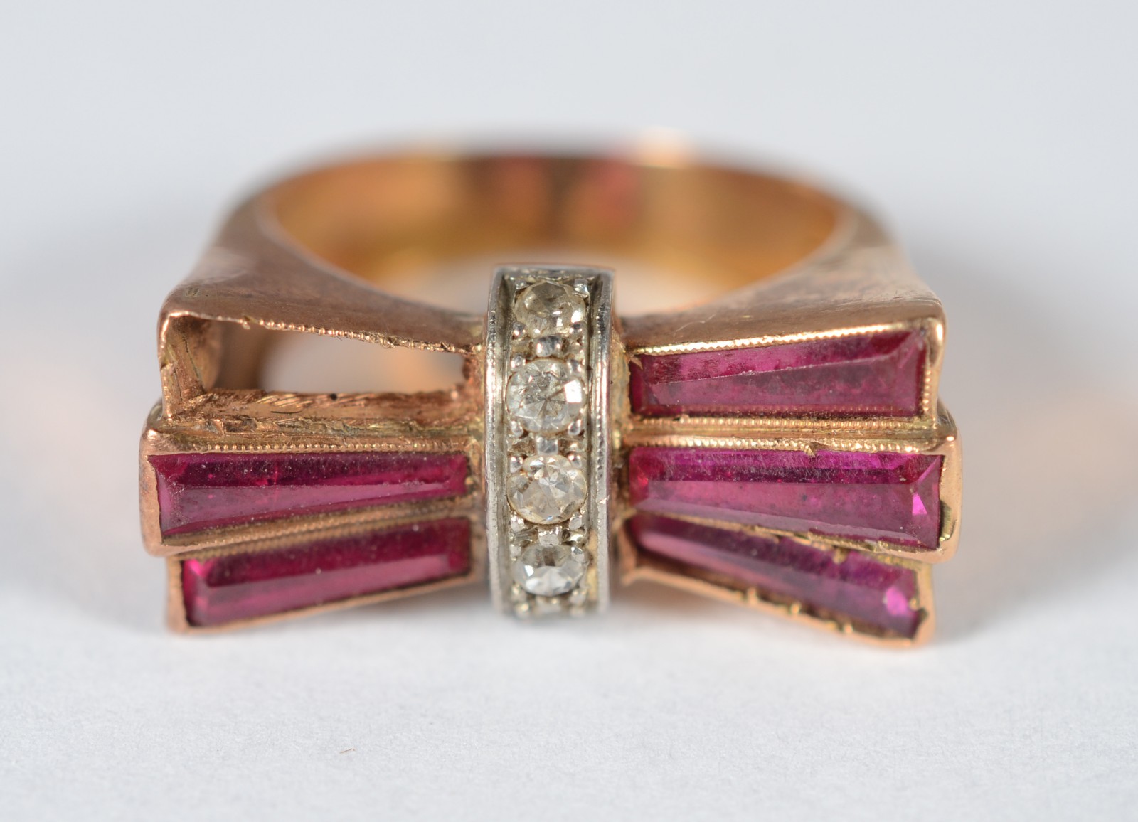 Anel de ouro 18 k, modelo Art Deco, aplicações de rubilitas (falta... - foto 1 de 7