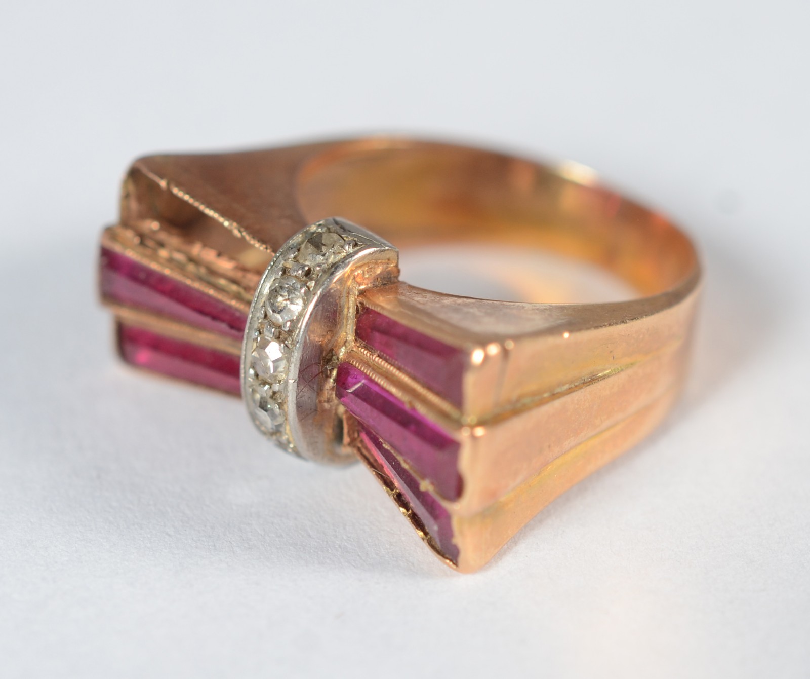 Anel de ouro 18 k, modelo Art Deco, aplicações de rubilitas (falta... - foto 2 de 7