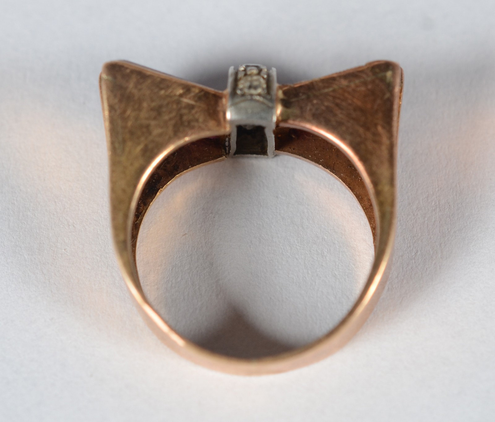 Anel de ouro 18 k, modelo Art Deco, aplicações de rubilitas (falta... - foto 4 de 7