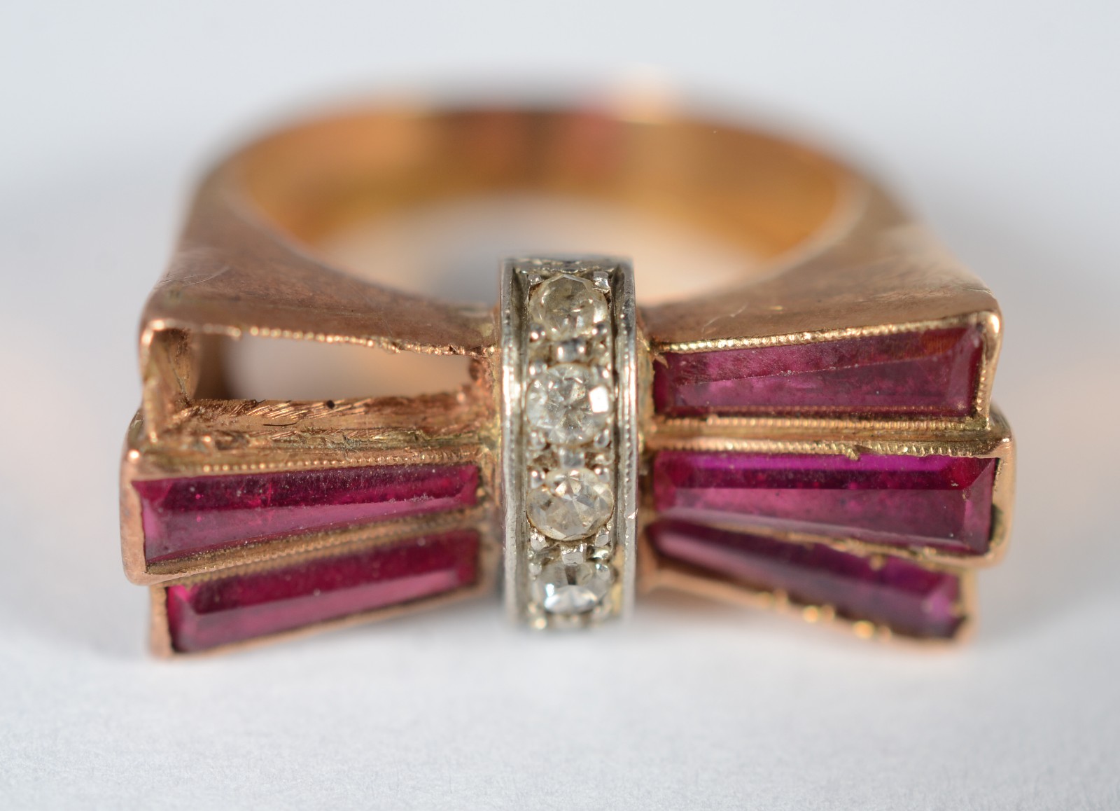 Anel de ouro 18 k, modelo Art Deco, aplicações de rubilitas (falta... - foto 5 de 7