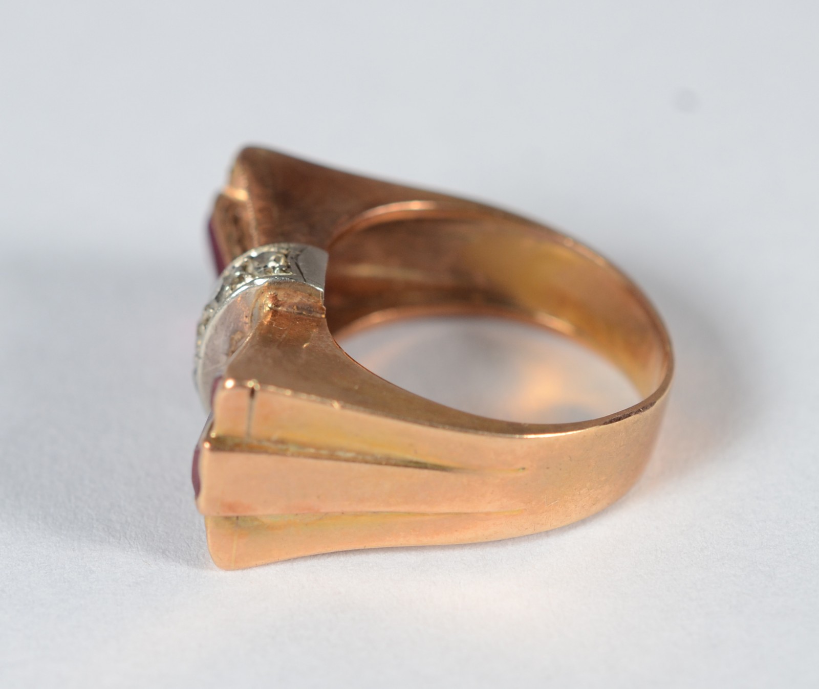 Anel de ouro 18 k, modelo Art Deco, aplicações de rubilitas (falta... - foto 6 de 7