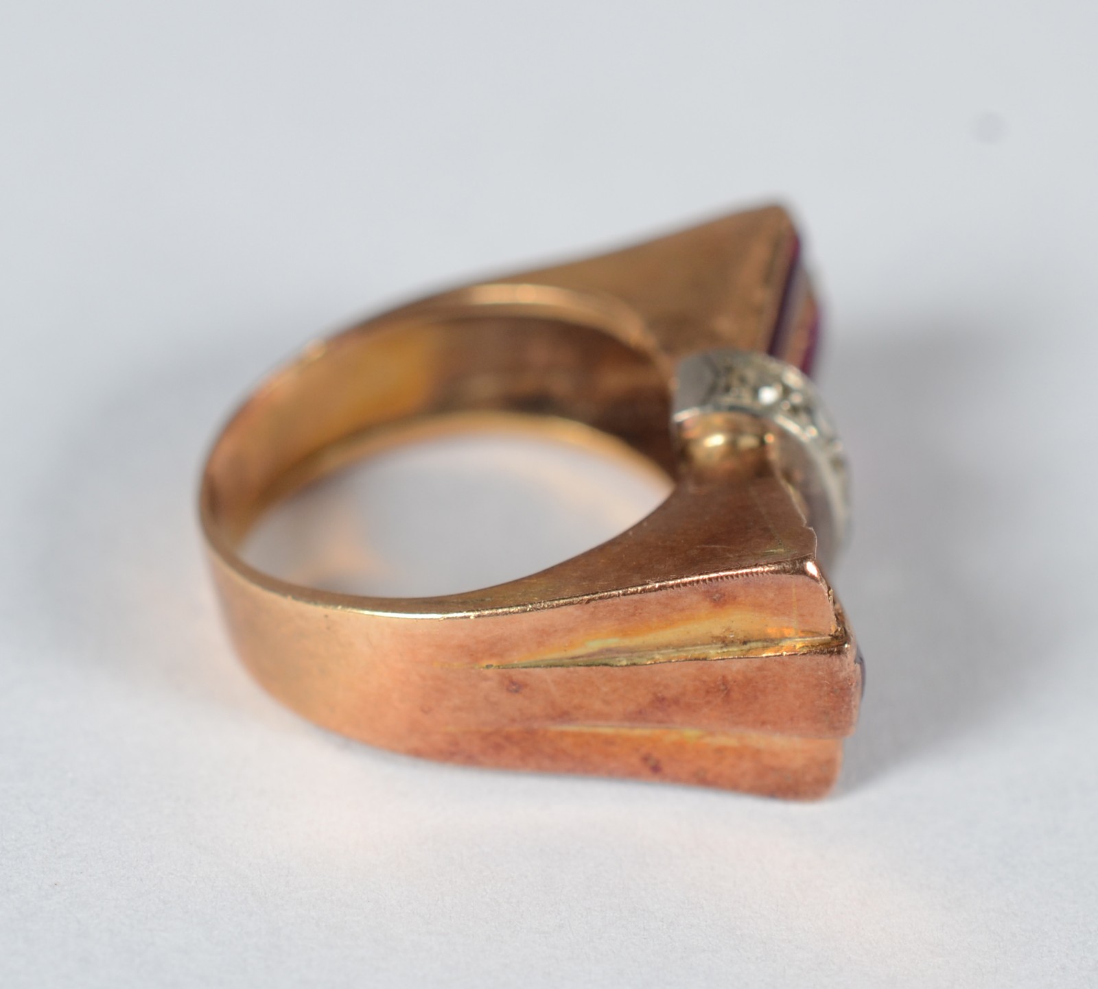 Anel de ouro 18 k, modelo Art Deco, aplicações de rubilitas (falta... - foto 7 de 7