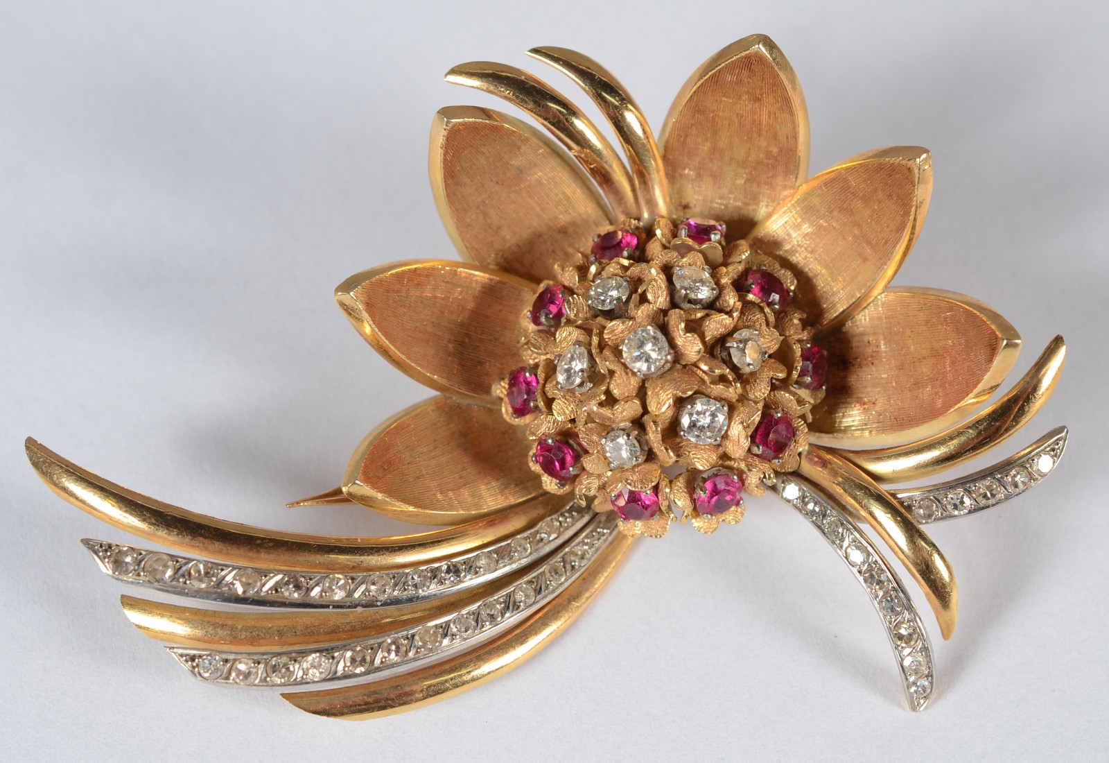 Broche de ouro 18 k., formato floral com aplicações de pequenos rubis... - foto 1 de 8