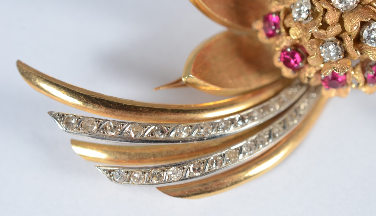 Broche de ouro 18 k., formato floral com aplicações de pequenos rubis... - foto 2 de 8