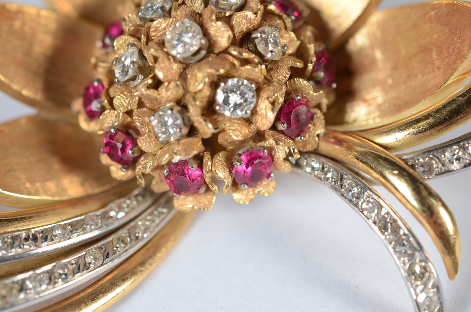 Broche de ouro 18 k., formato floral com aplicações de pequenos rubis... - foto 4 de 8