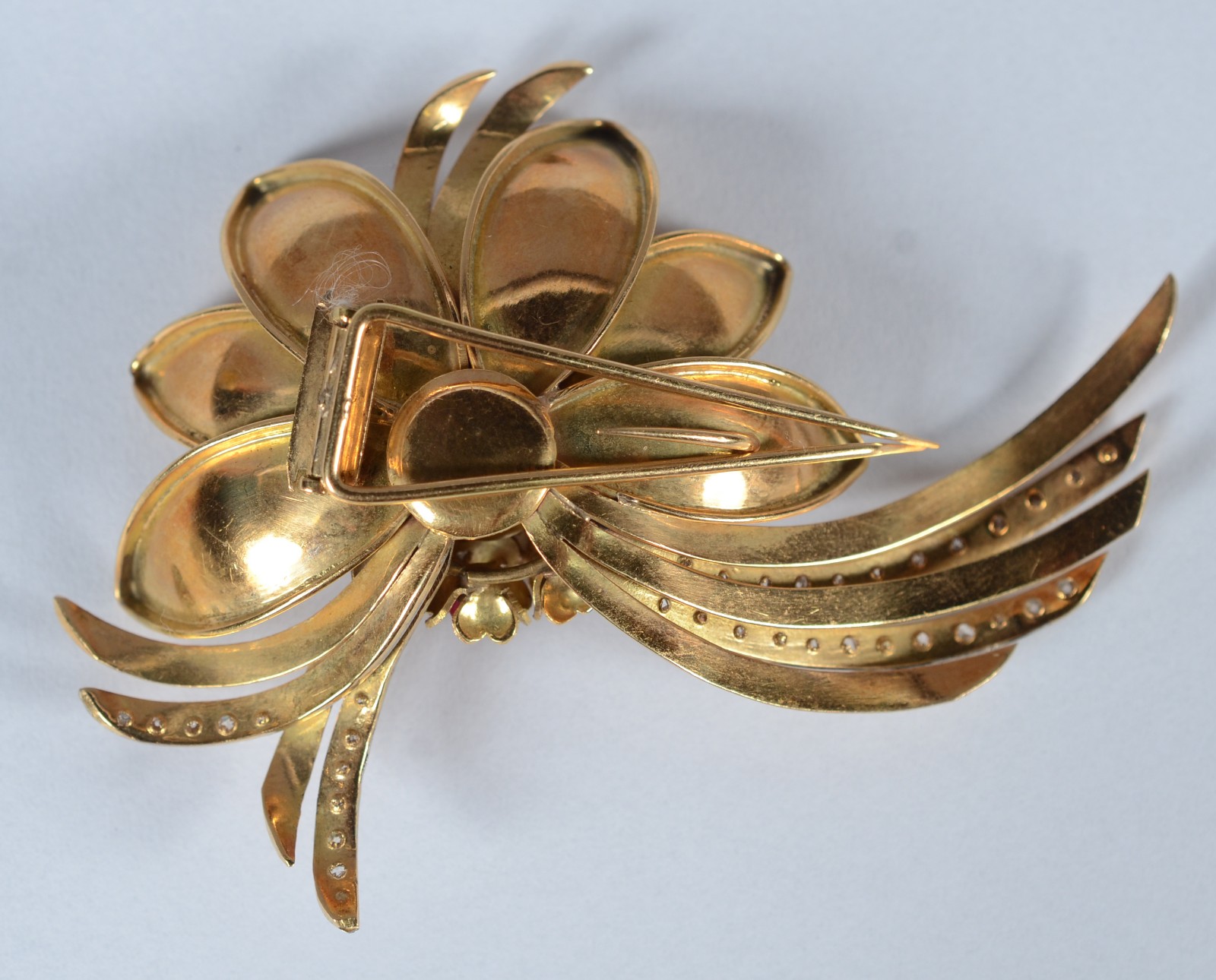 Broche de ouro 18 k., formato floral com aplicações de pequenos rubis... - foto 5 de 8