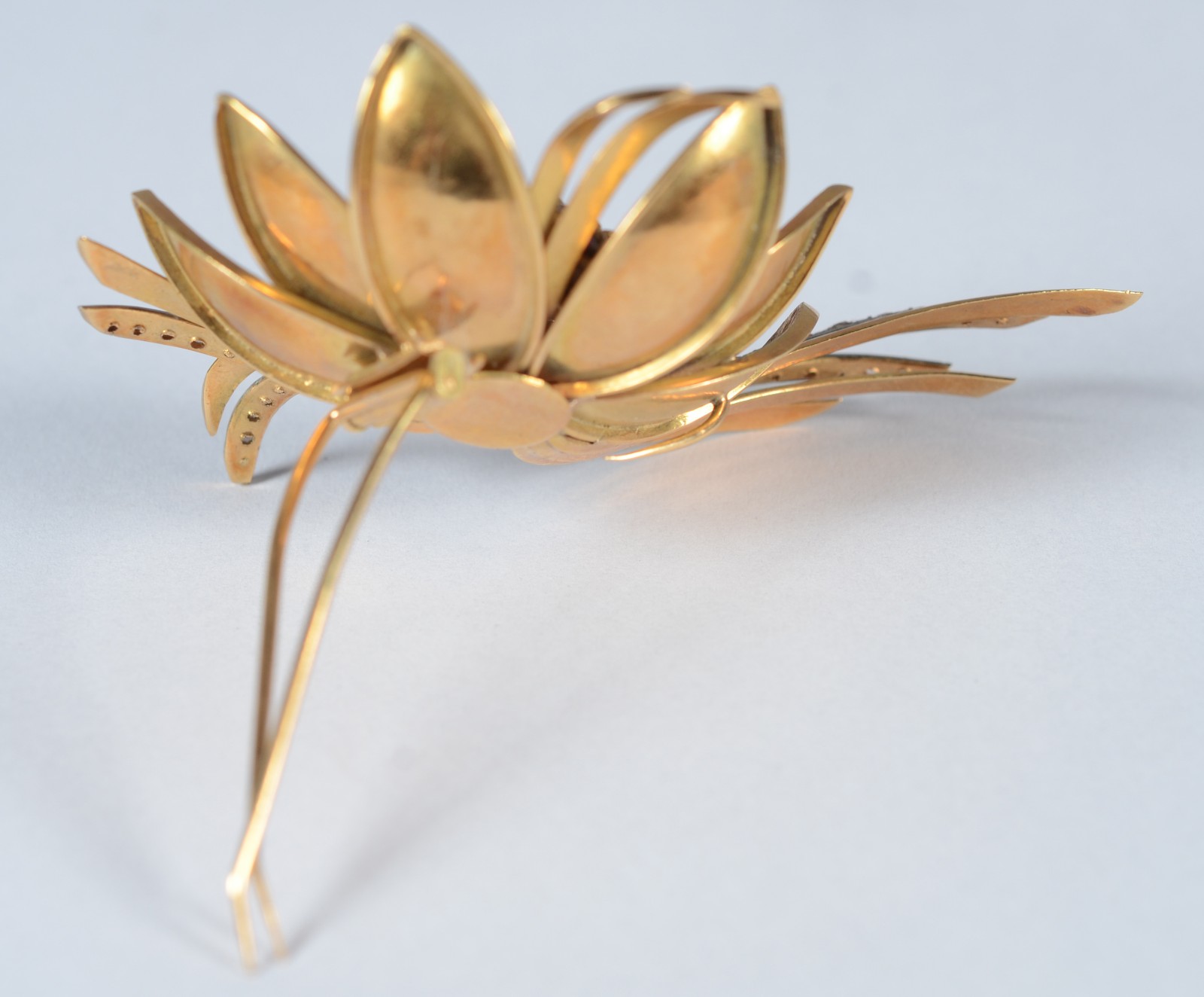 Broche de ouro 18 k., formato floral com aplicações de pequenos rubis... - foto 6 de 8