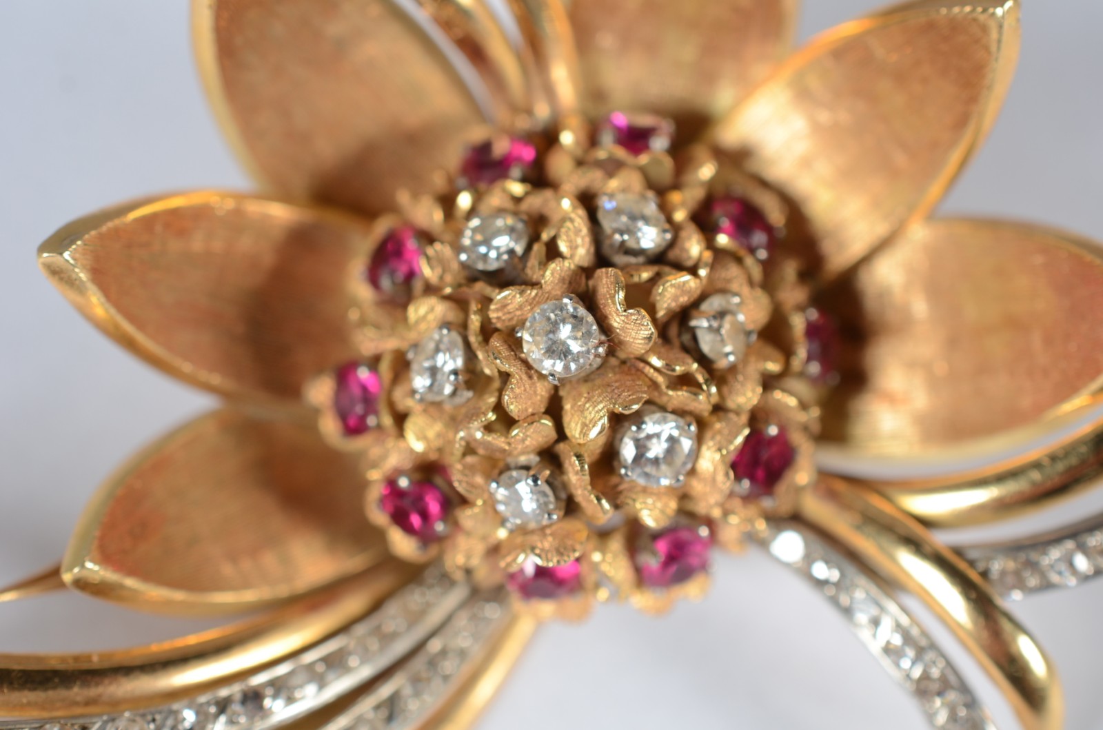 Broche de ouro 18 k., formato floral com aplicações de pequenos rubis... - foto 7 de 8