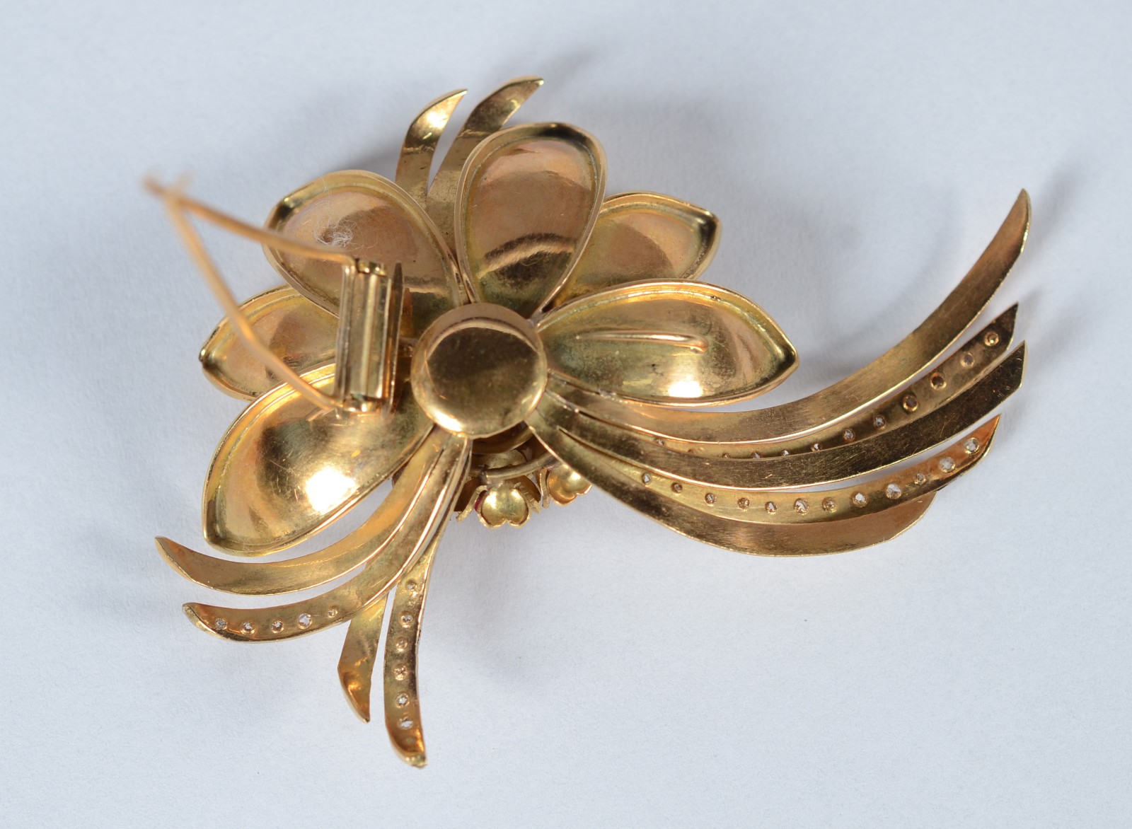 Broche de ouro 18 k., formato floral com aplicações de pequenos rubis... - foto 8 de 8