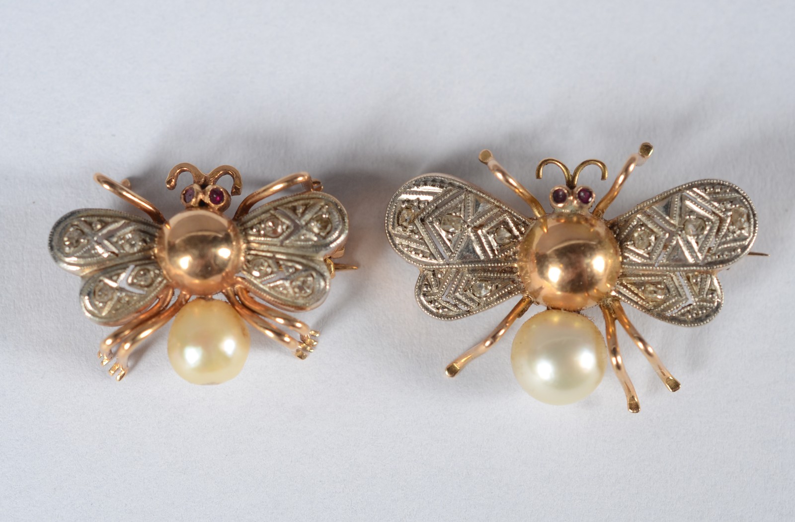 Dois broches com abelhas de ouro 18 k., aplicações de micro diamantes... - foto 1 de 5