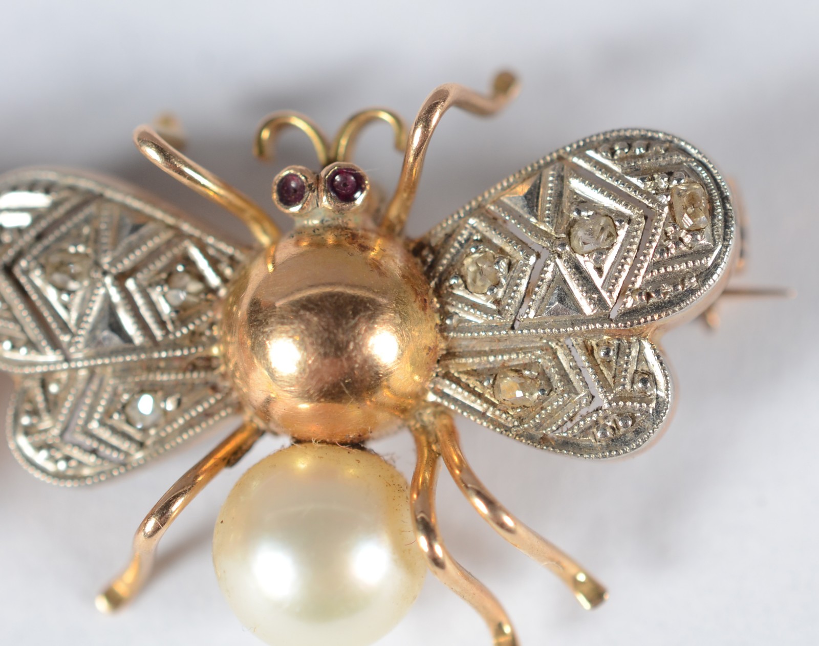 Dois broches com abelhas de ouro 18 k., aplicações de micro diamantes... - foto 2 de 5