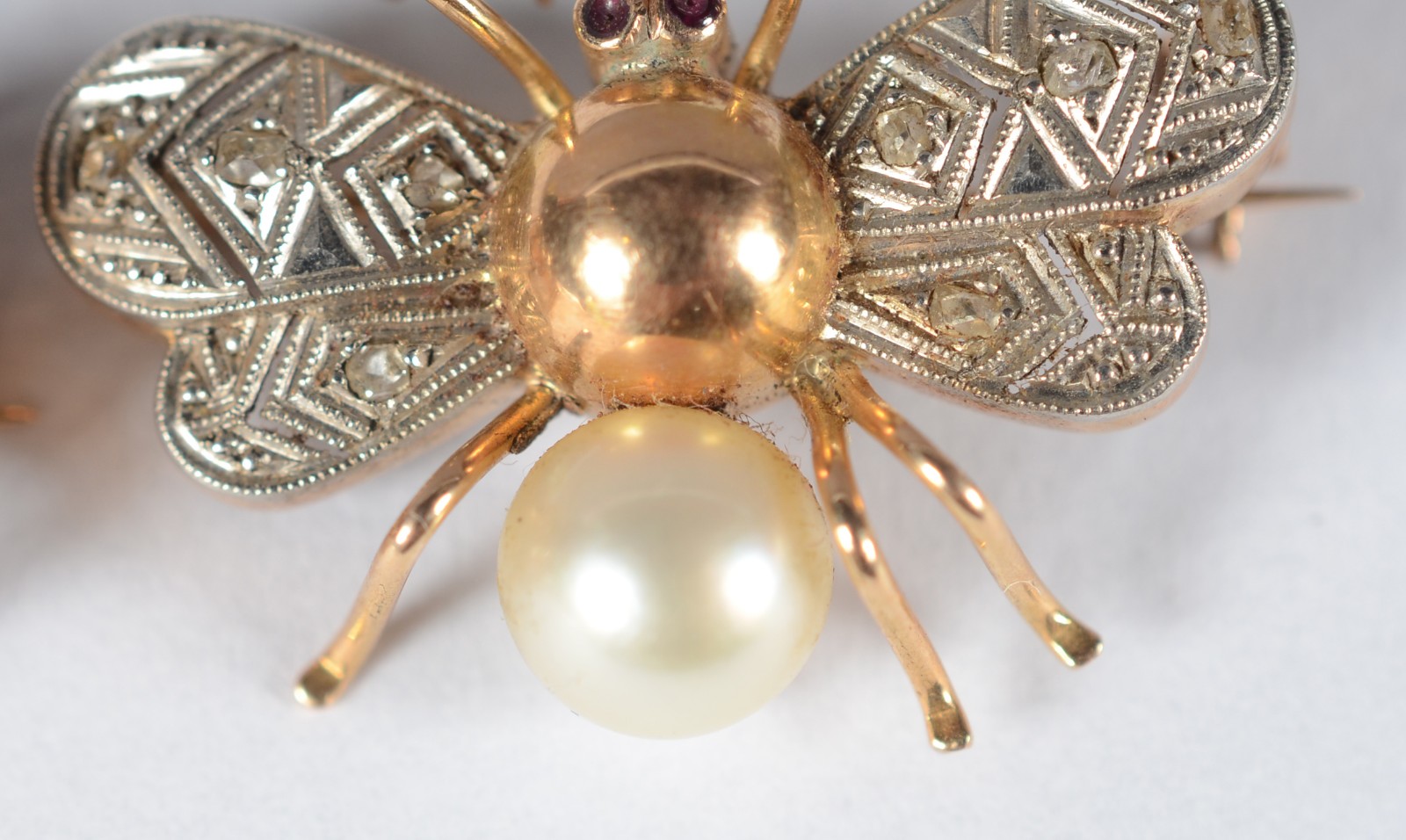 Dois broches com abelhas de ouro 18 k., aplicações de micro diamantes... - foto 3 de 5