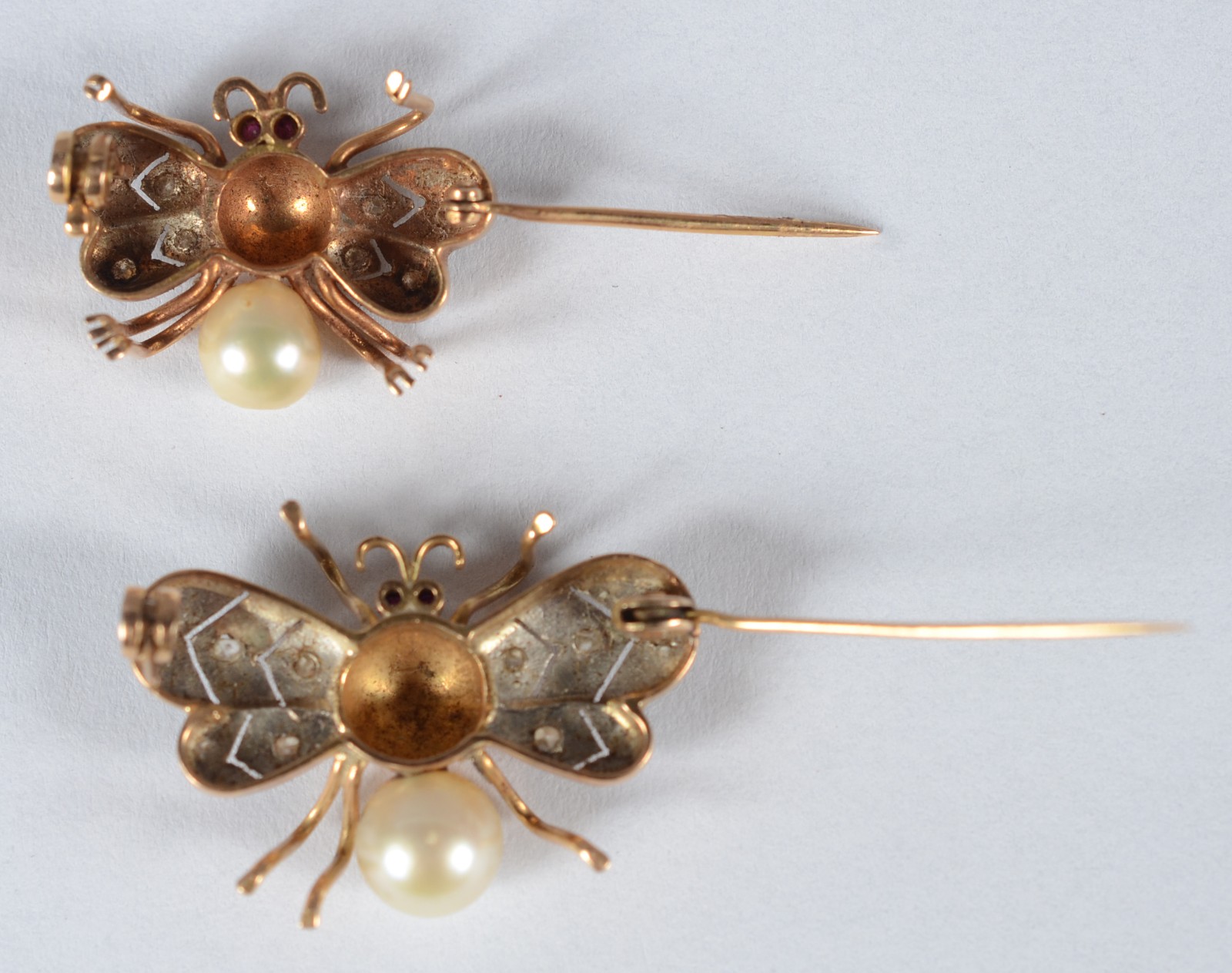 Dois broches com abelhas de ouro 18 k., aplicações de micro diamantes... - foto 4 de 5