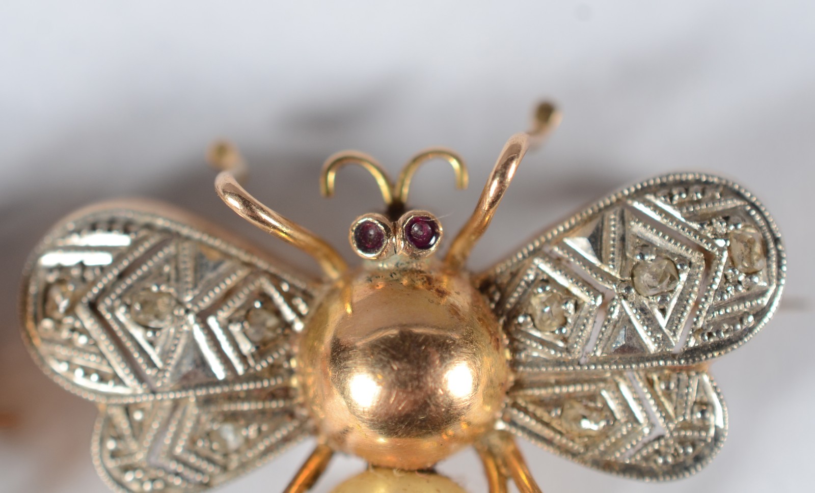 Dois broches com abelhas de ouro 18 k., aplicações de micro diamantes... - foto 5 de 5