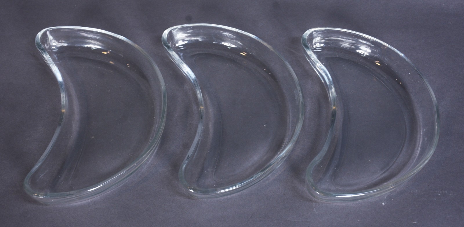 Quatro peças, sendo: vaso e 3 porta petiscos de cristal. - foto 7 de 8