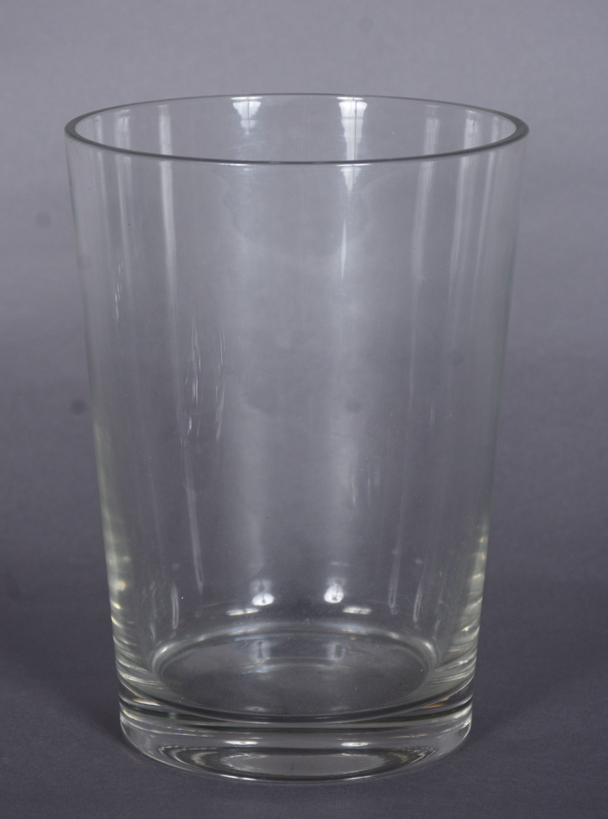 Quatro peças, sendo: vaso e 3 porta petiscos de cristal. - foto 4 de 8