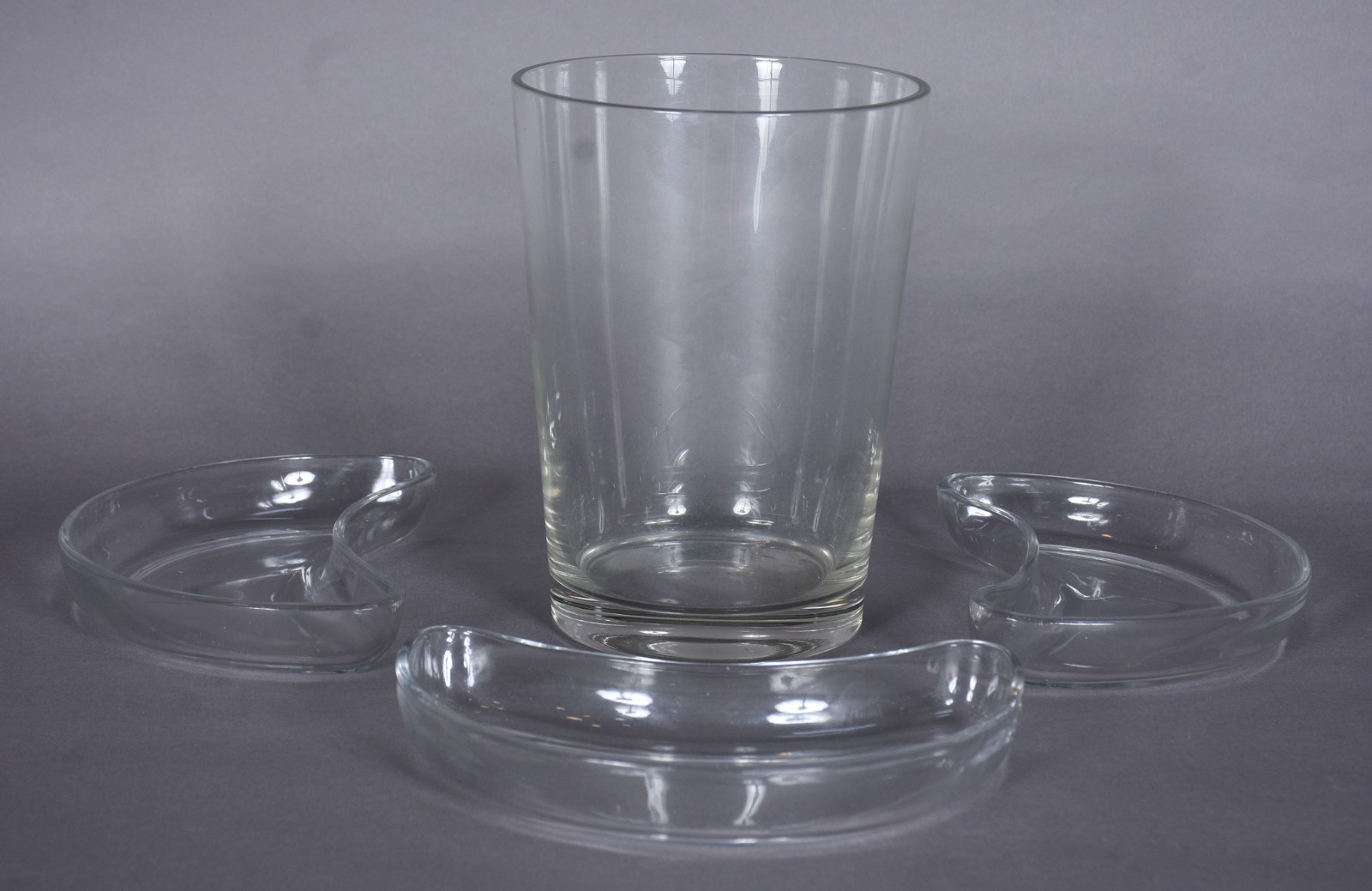 Quatro peças, sendo: vaso e 3 porta petiscos de cristal. - foto 1 de 8