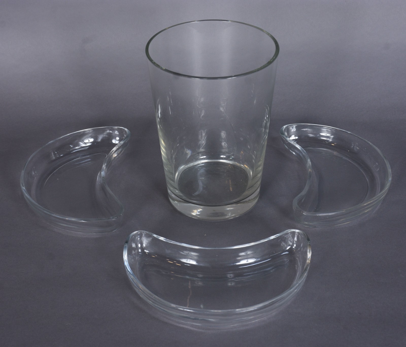 Quatro peças, sendo: vaso e 3 porta petiscos de cristal. - foto 2 de 8