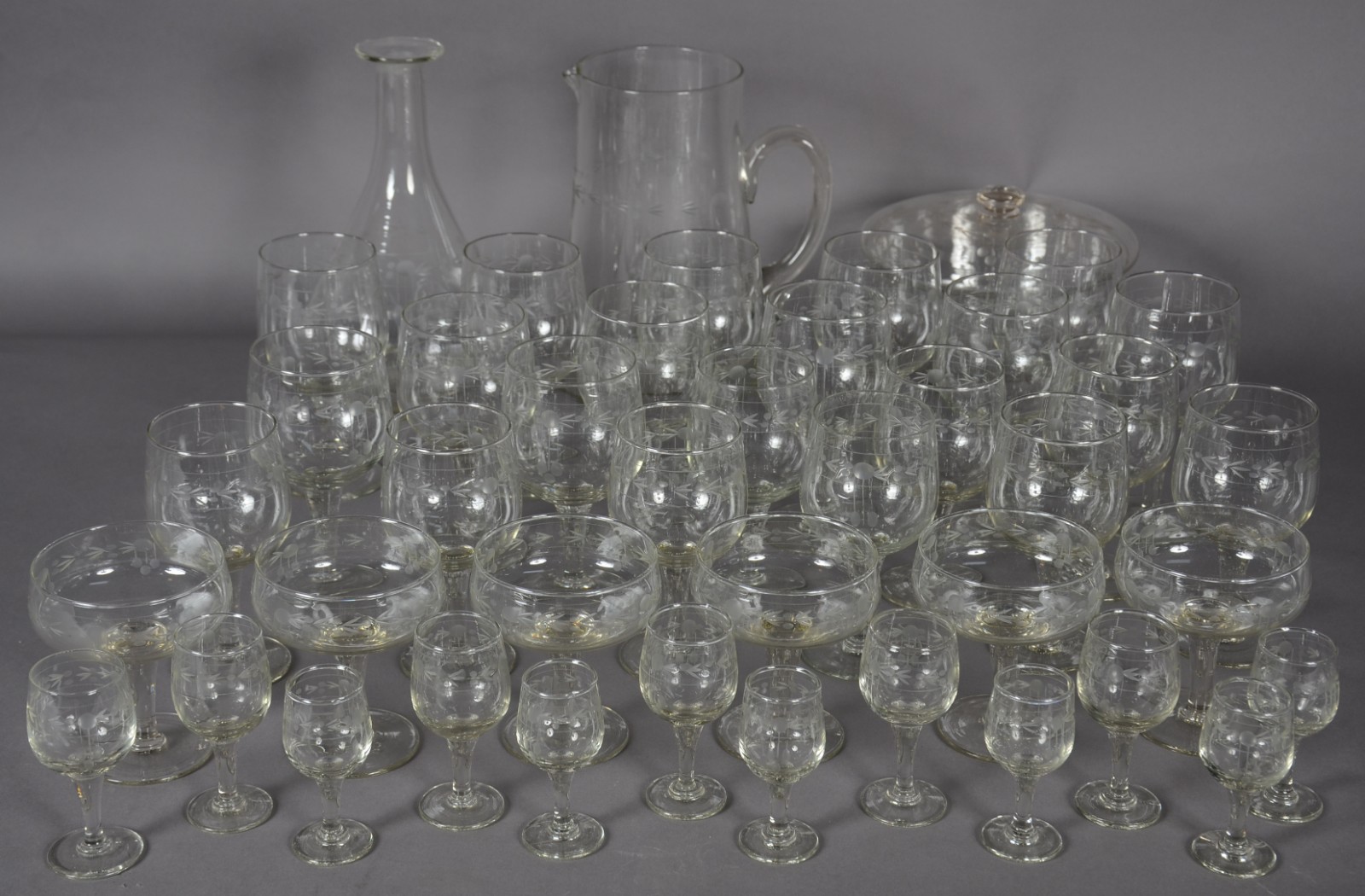Serviço de cristal composto de: 6 taças para champagne, 12 para vinho... - foto 1 de 7