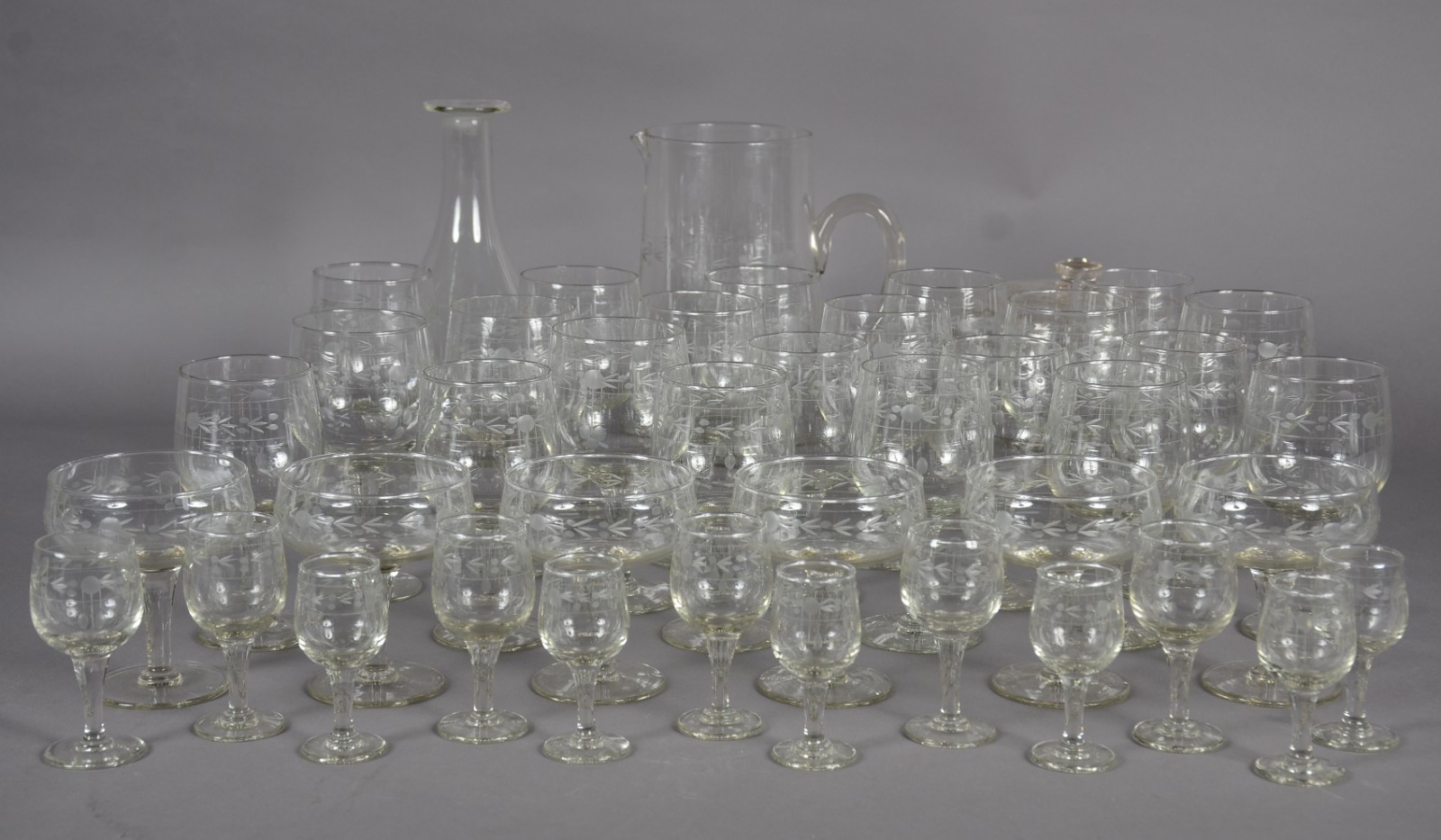 Serviço de cristal composto de: 6 taças para champagne, 12 para vinho... - foto 2 de 7