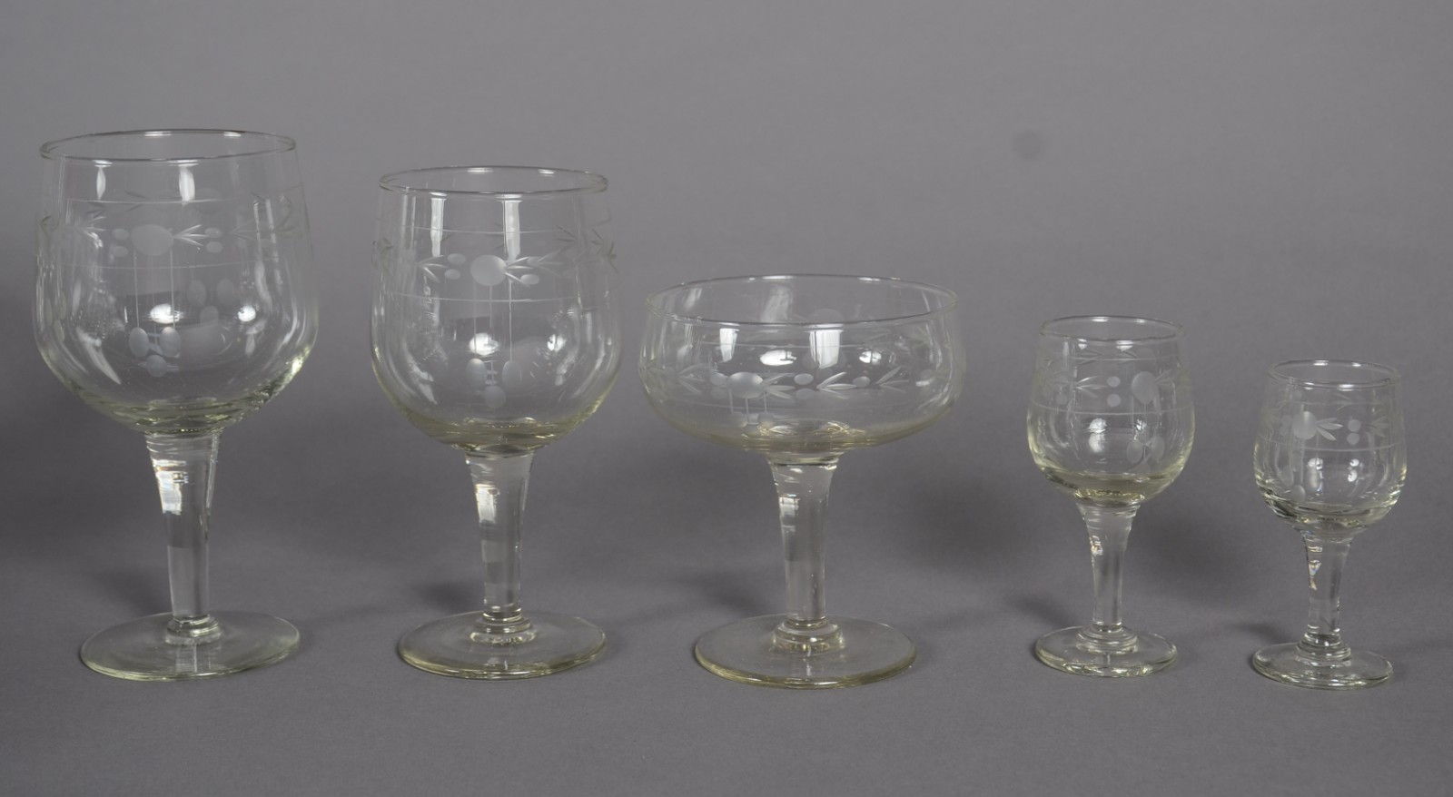 Serviço de cristal composto de: 6 taças para champagne, 12 para vinho... - foto 3 de 7