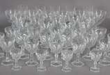 Serviço de cristal facetado composto de: 15 taç... - Serviço de cristal facetado composto de: 15 taças para vinho tinto, 10 para vinho branco, 6 para vinho do Porto, 6 para licor e 5 para champagne...