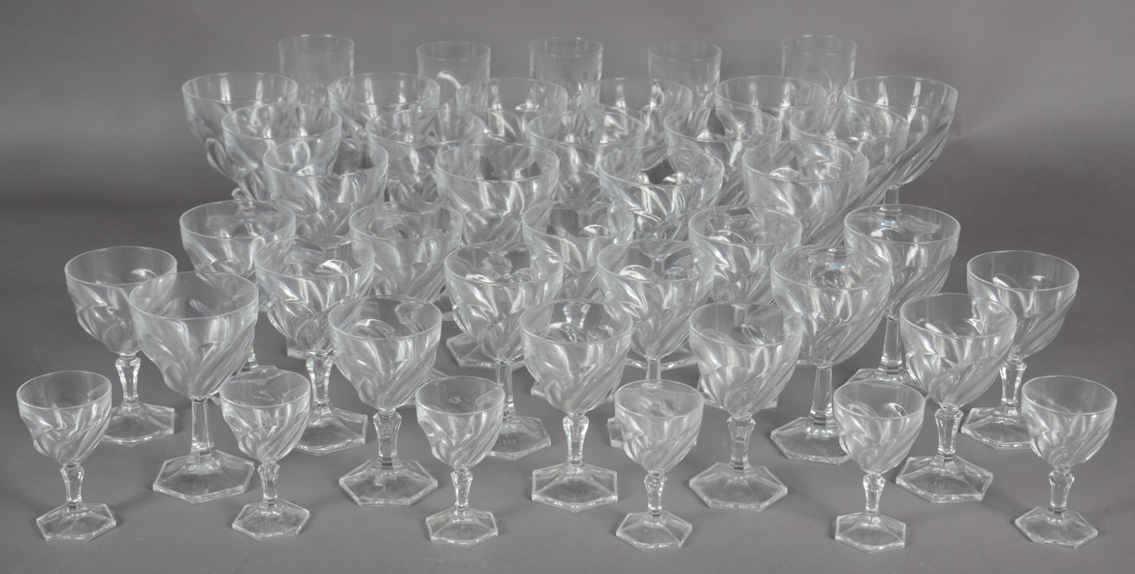 Serviço de cristal facetado composto de: 15 taças para vinho tinto... - foto 1 de 10
