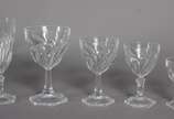 Serviço de cristal facetado composto de: 15 taç... - Serviço de cristal facetado composto de: 15 taças para vinho tinto, 10 para vinho branco, 6 para vinho do Porto, 6 para licor e 5 para champagne...