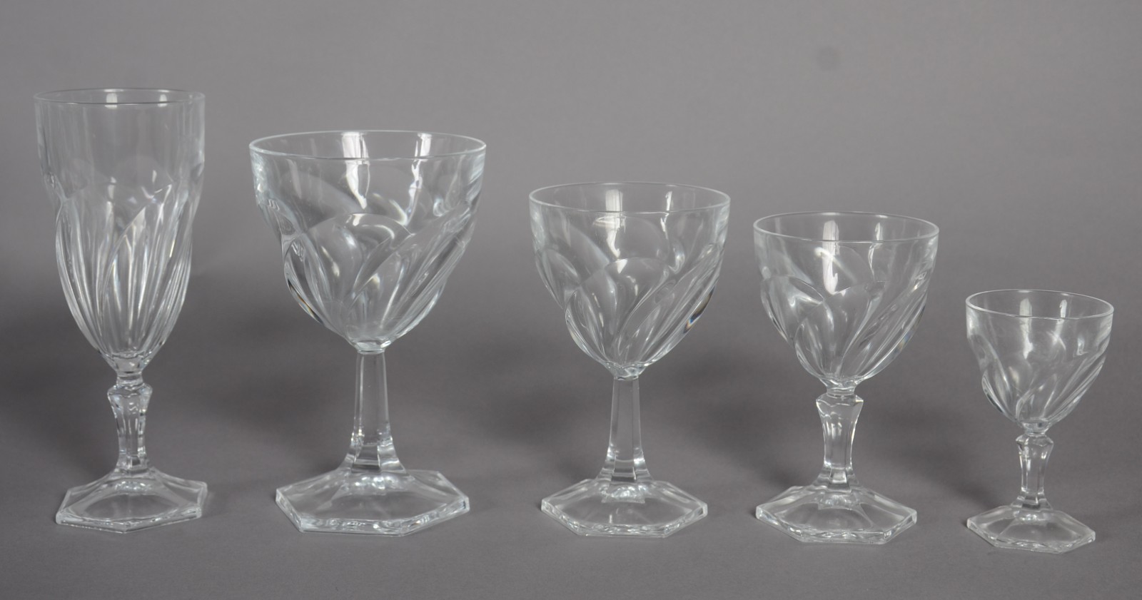 Serviço de cristal facetado composto de: 15 taças para vinho tinto... - foto 2 de 10