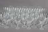 Serviço de cristal facetado composto de: 15 taç... - Serviço de cristal facetado composto de: 15 taças para vinho tinto, 10 para vinho branco, 6 para vinho do Porto, 6 para licor e 5 para champagne...