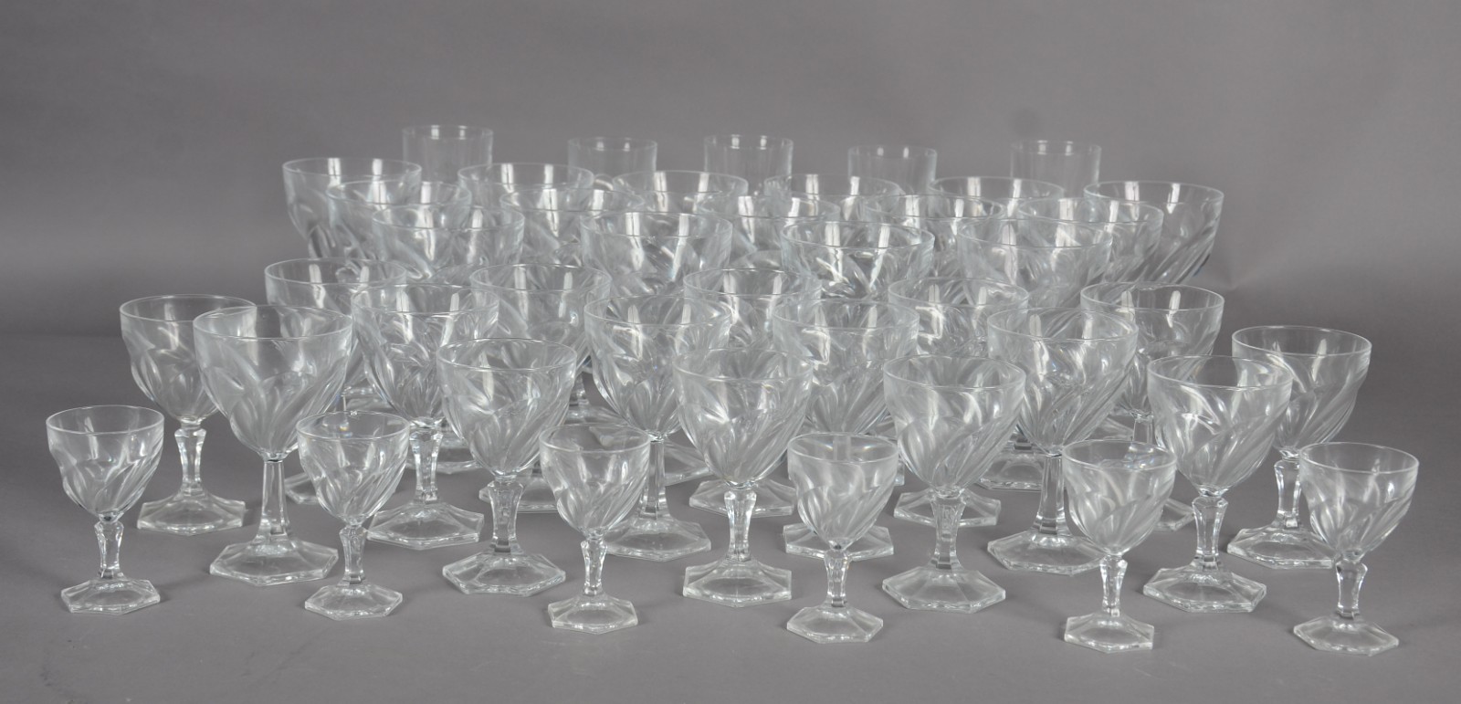 Serviço de cristal facetado composto de: 15 taças para vinho tinto... - foto 3 de 10