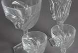 Serviço de cristal facetado composto de: 15 taç... - Serviço de cristal facetado composto de: 15 taças para vinho tinto, 10 para vinho branco, 6 para vinho do Porto, 6 para licor e 5 para champagne...