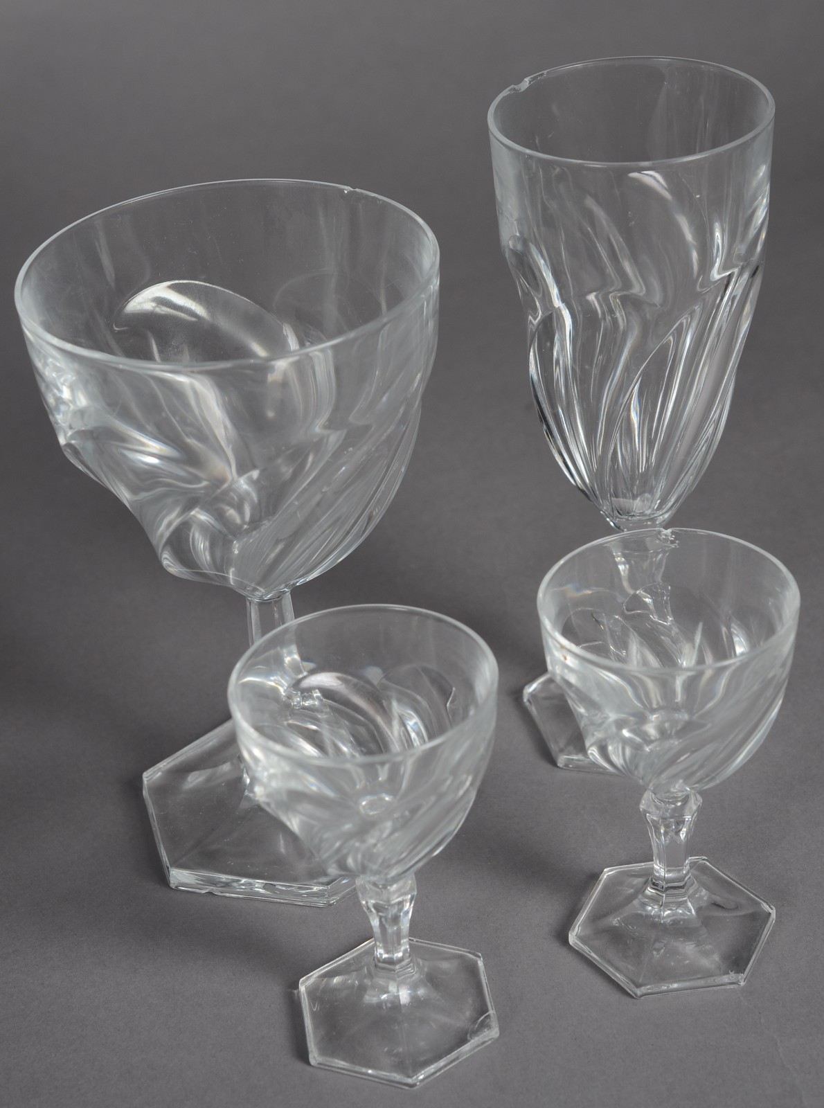 Serviço de cristal facetado composto de: 15 taças para vinho tinto... - foto 4 de 10