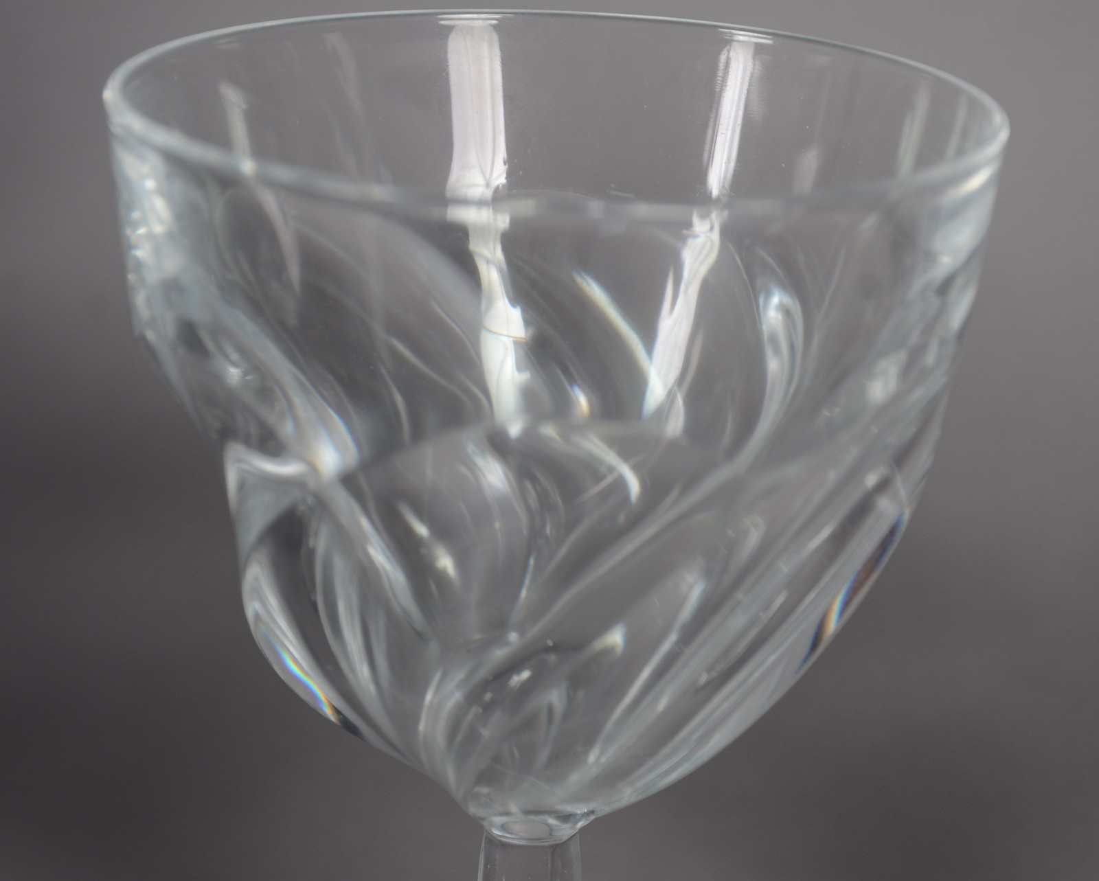 Serviço de cristal facetado composto de: 15 taças para vinho tinto... - foto 5 de 10