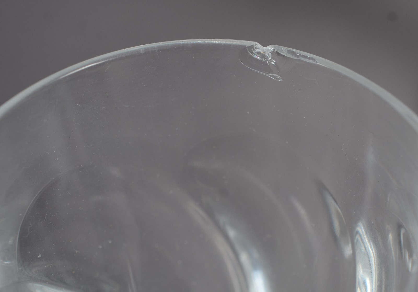 Serviço de cristal facetado composto de: 15 taças para vinho tinto... - foto 8 de 10